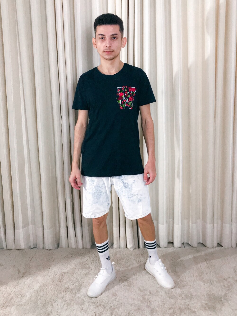 「summer、boy、STYLE、culture、LOCATION、tumblr、offshoulder」｜「Riachueloのアイテム（パンツ、ホワイト系）」を使った、Bruno Mendesさん（メンズ・170cm）の夏コーディネートの1枚目の写真