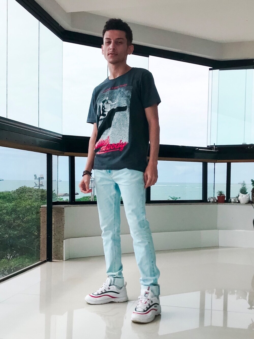 「summer、boy、rippedjeans、Boyfriend Jeans」｜「no brandのアイテム（Tシャツ/カットソー、グレー系）」を使った、Bruno Mendesさん（メンズ・153cm）の秋コーディネートの1枚目の写真
