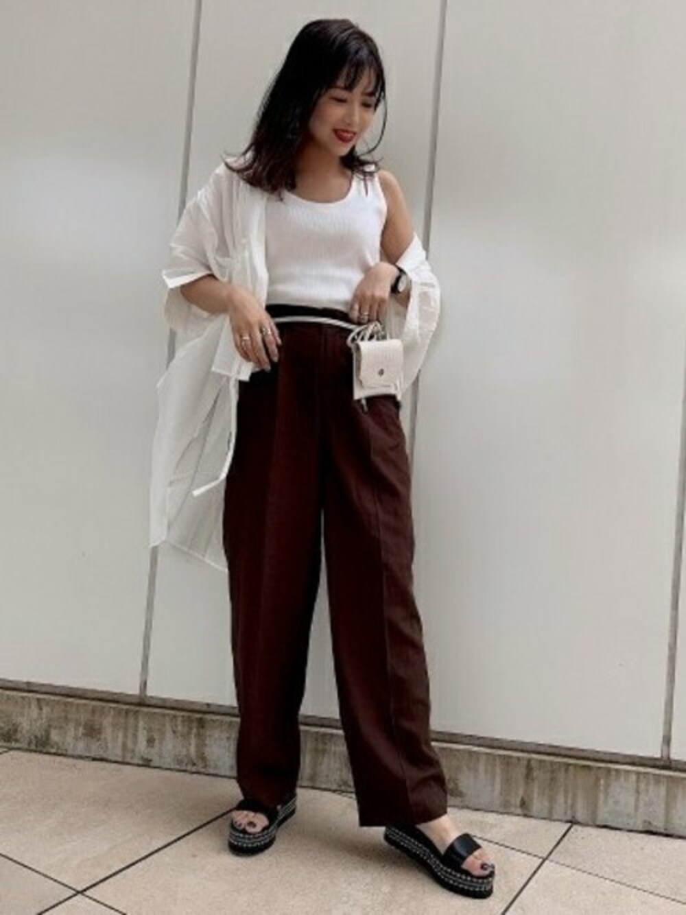 「ブラウス、アシンメトリー、JEANASiS、ジーナシス、ワイドパンツ、タンクトップ、シャツスタイル、厚底サンダル、ホワイト×ブラウン、ブラウンパンツ」｜「JEANASISのウエストドロストシャツSS/842774（シャツ/ブラウス、ホワイト系）」を使った、JEANASIS ペリエ千葉店STAFFさん（レディース・158cm）の夏コーディネートの1枚目の写真
