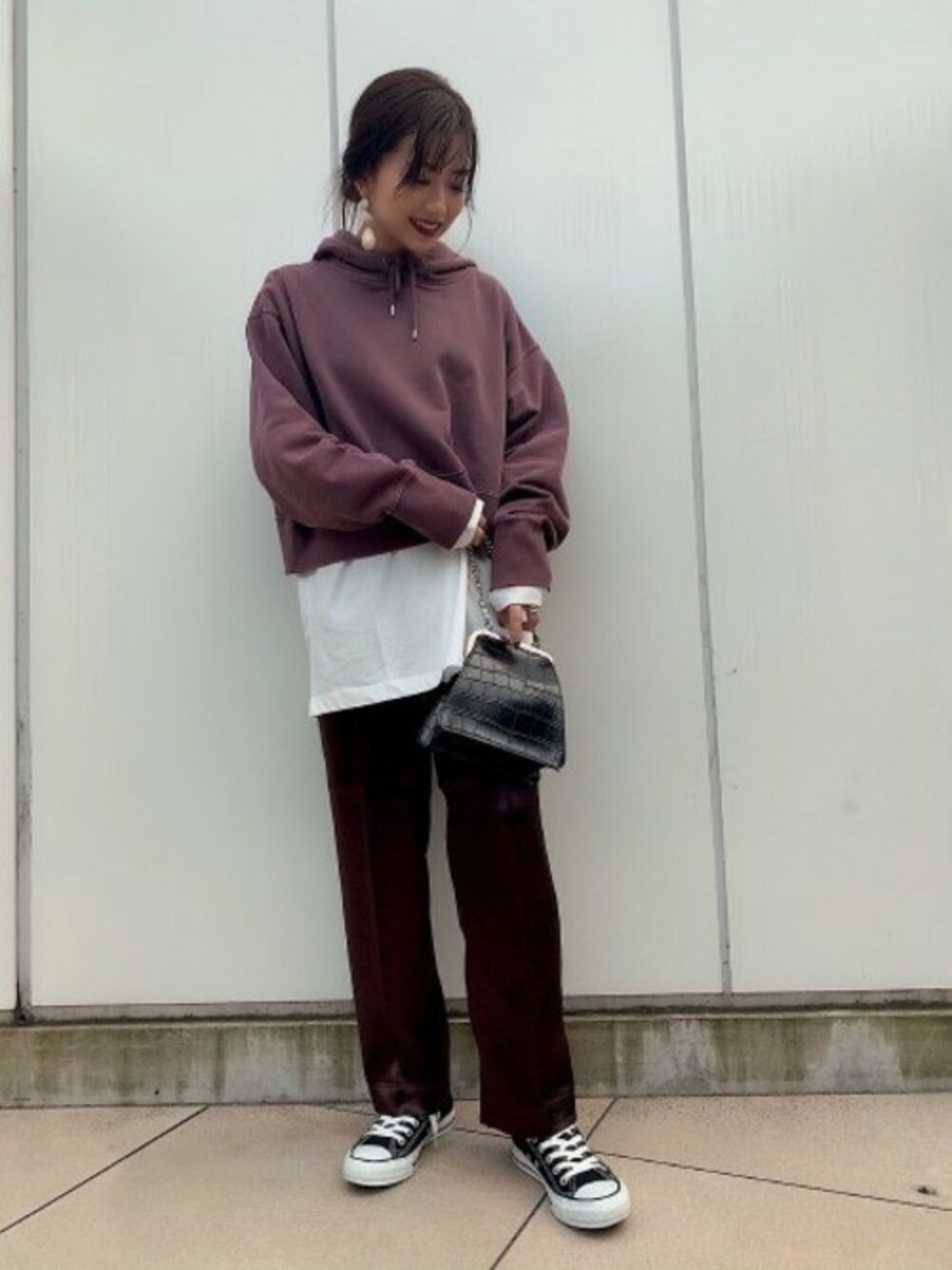 「JEANASiS、レイヤードスタイル、ジーナシス、スニーカーコーデ、サテンパンツ、ミニバッグ、カジュアルコーデ、ブラウンコーデ、フーディー」｜「JEANASISのショートフーディー/853691（パーカー、パープル系）」を使った、JEANASIS ペリエ千葉店STAFFさん（レディース・158cm）の秋コーディネートの1枚目の写真