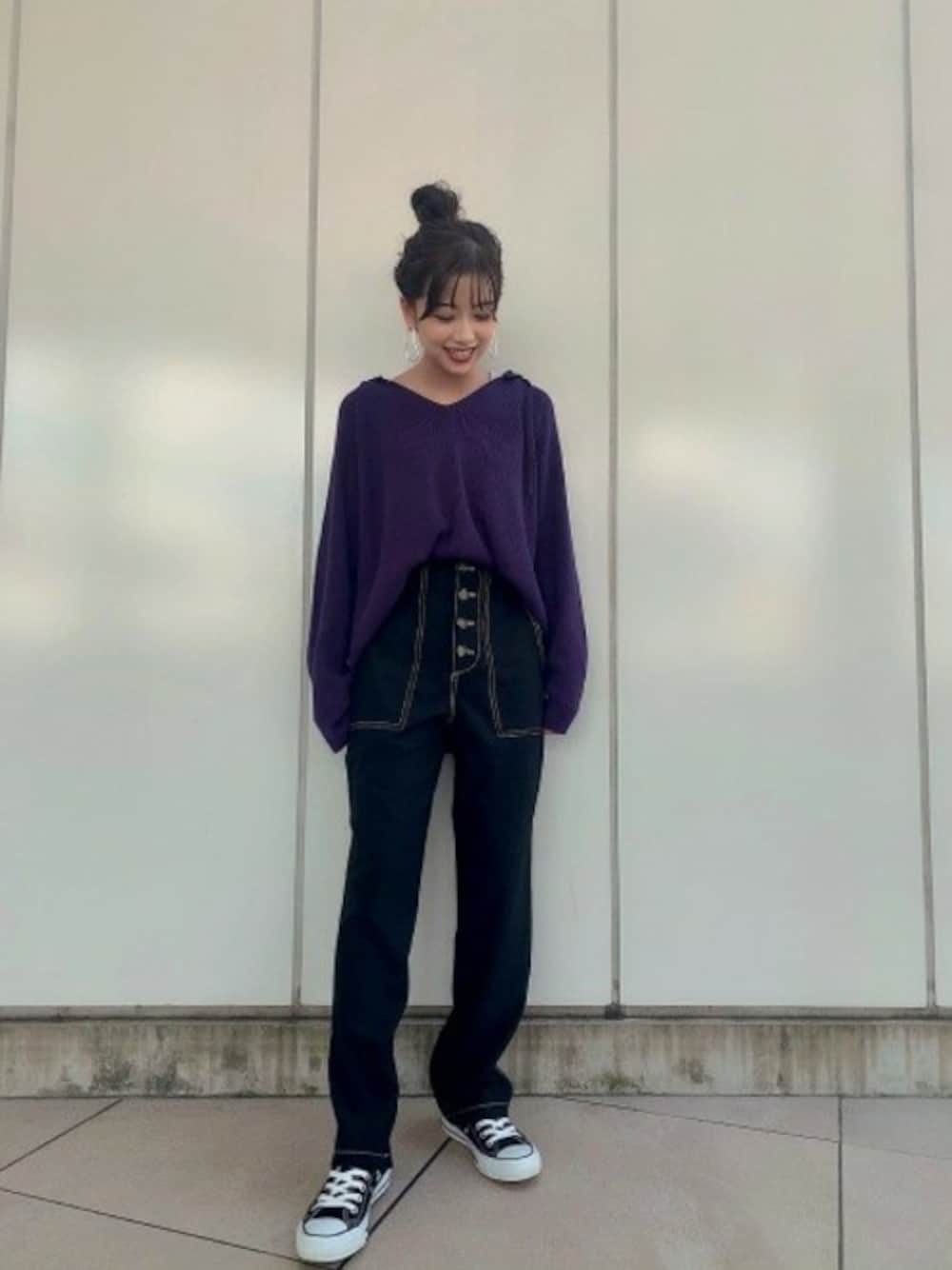 「converse、JEANASiS、ジーナシス、スニーカーコーデ、ハイウエストパンツ、カジュアルコーデ、フーディー、秋コーデ、パープル×ブラック、ニットフーディー」｜「JEANASISの5Gキーネックフーディ/852585（ニット/セーター、パープル系）」を使った、JEANASIS ペリエ千葉店STAFFさん（レディース・158cm）の秋コーディネートの1枚目の写真
