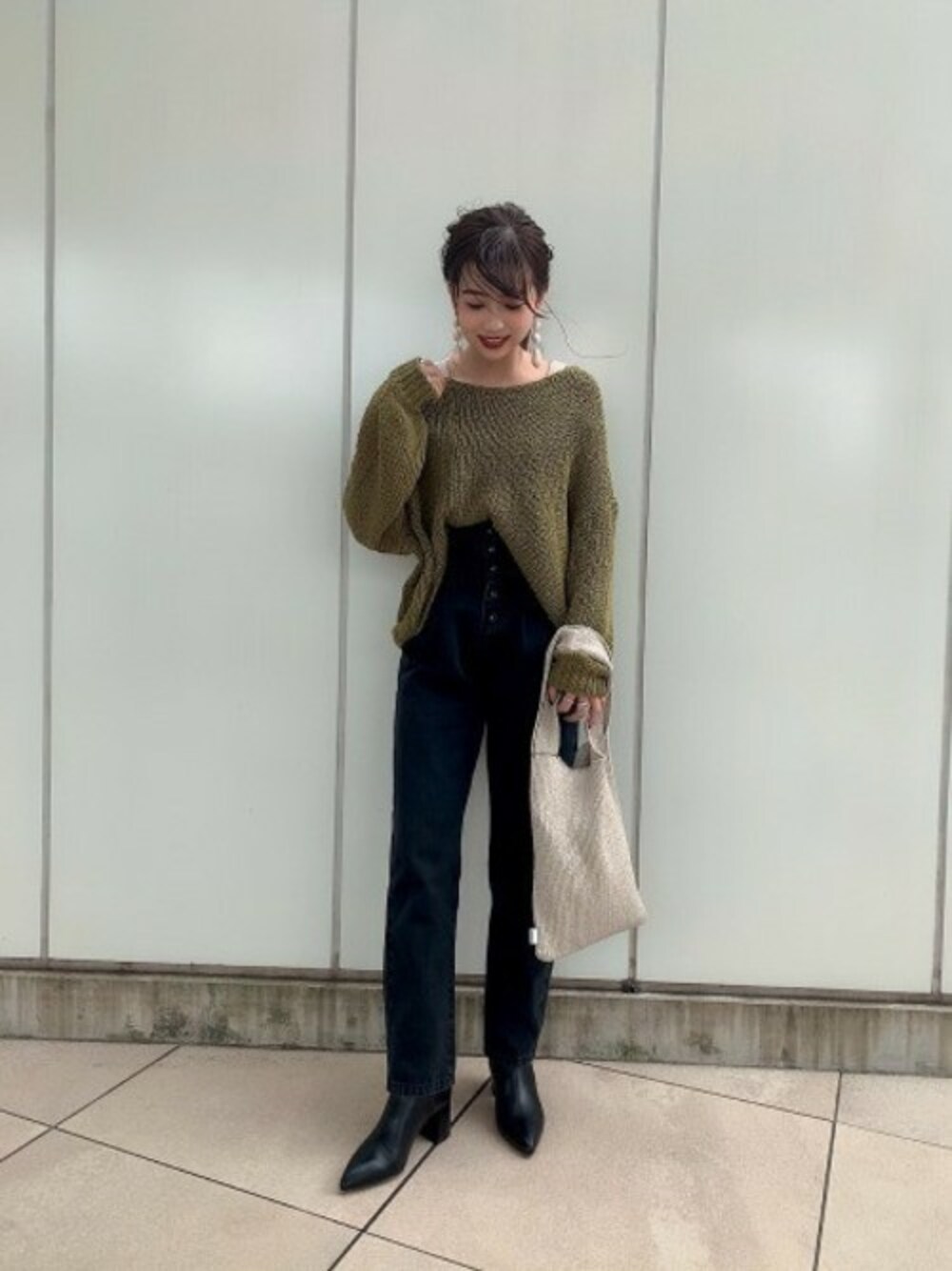 「ハイウエストデニム、JEANASiS、ゆるニット、ジーナシス、ブラックデニム、ポインテッドトゥ、ショートニット、秋コーデ、ブラックブーツ」｜「JEANASISの3GスラブVネックプルオーバー/856874（ニット/セーター、ブラック系）」を使った、JEANASIS ペリエ千葉店STAFFさん（レディース・158cm）の秋コーディネートの1枚目の写真