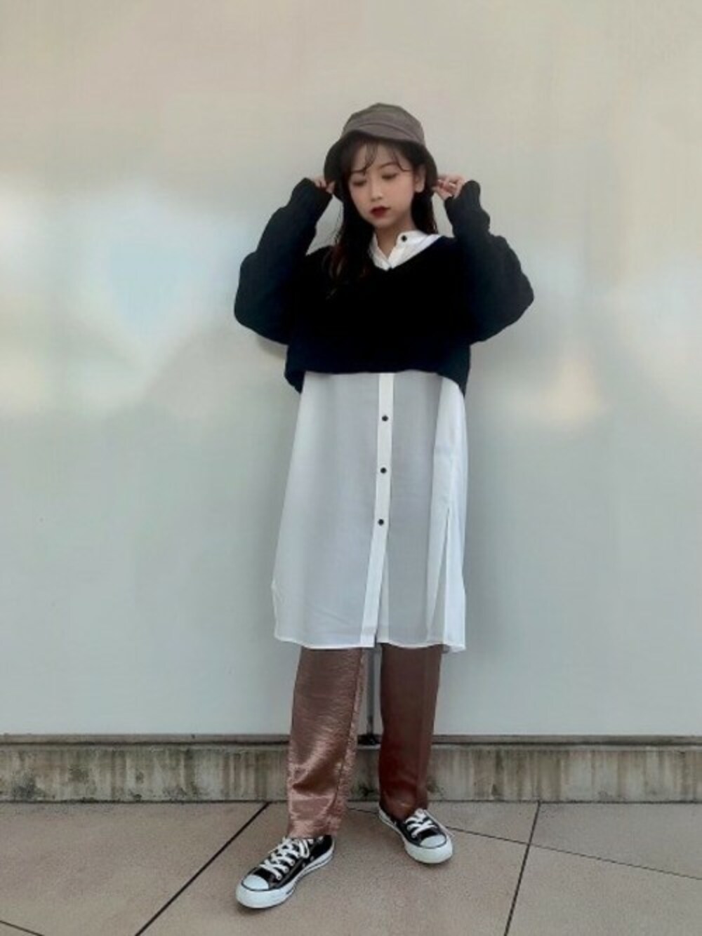 「カジュアル、JEANASiS、ケーブルニット、レイヤードスタイル、ジーナシス、サテンパンツ、ショートニット、ショート丈トップス、レーヨンシャツ、ブラック×ブラウン」｜「JEANASISの7GケーブルショートVネックニット/848055（ニット/セーター、ブラック系）」を使った、JEANASIS ペリエ千葉店STAFFさん（レディース・158cm）の秋コーディネートの1枚目の写真