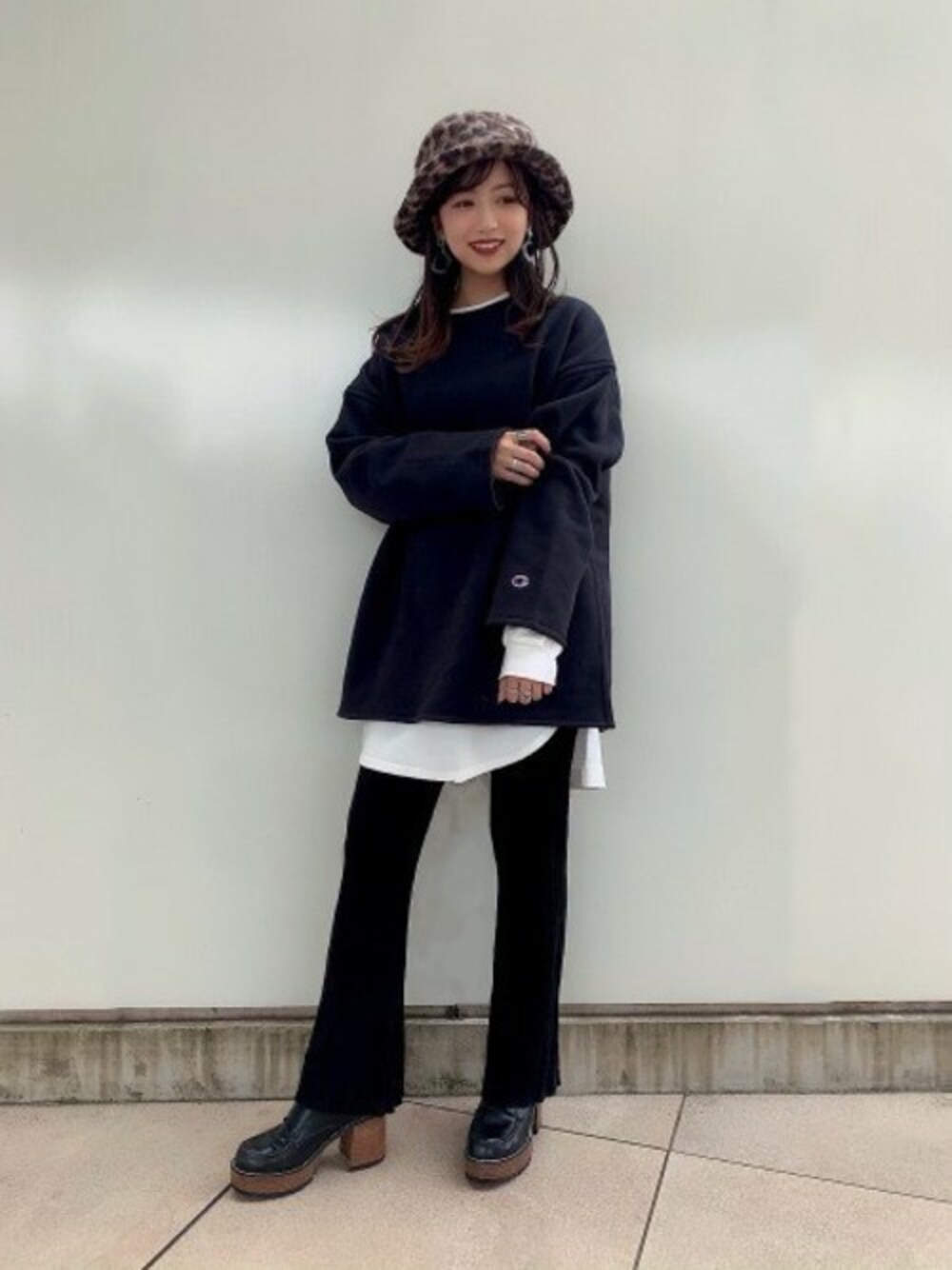 「スウェット、ブラックコーデ、JEANASiS、レイヤードスタイル、ジーナシス、ロンT、厚底シューズ、フレアパンツ、バケットハット、秋コーデ」｜「Championの【別注】チャンピオンクルーネックスウェット/850164（スウェット、ブラック系）」を使った、JEANASIS ペリエ千葉店STAFFさん（レディース・158cm）の秋コーディネートの1枚目の写真