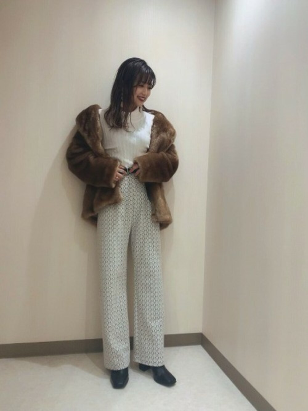 「ハイネック、JEANASiS、ジーナシス、ファーコート、リブニット、カジュアルコーデ、ジャガードパンツ、秋コーデ、ブラウン×ホワイト、ミンクライクブルゾン」｜「JEANASISのミンクライクブルゾン/857363（ブルゾン、ベージュ系）」を使った、JEANASIS ペリエ千葉店STAFFさん（レディース・158cm）の秋コーディネートの1枚目の写真
