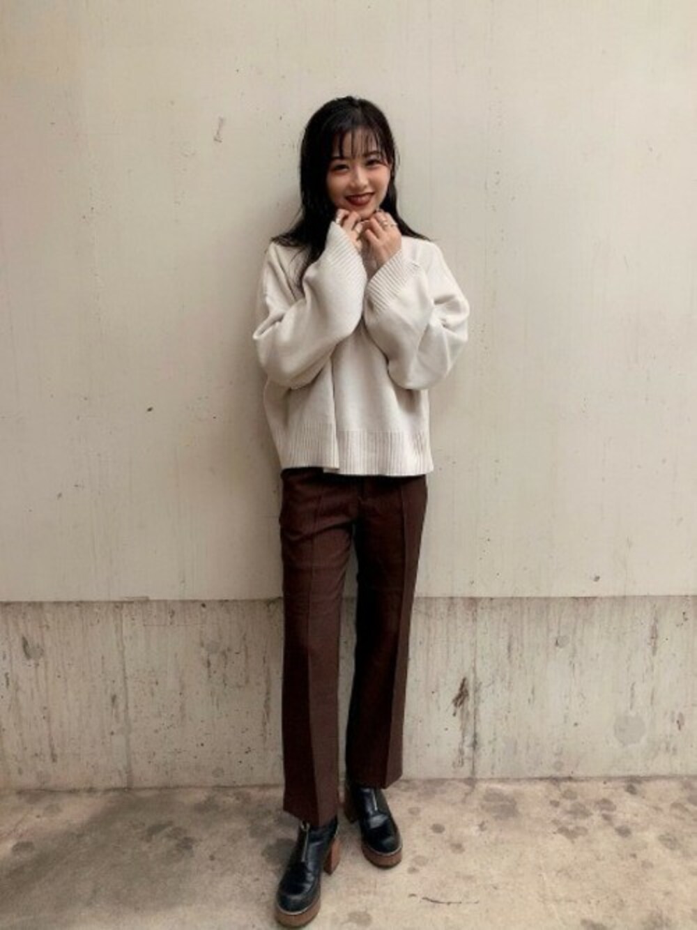 「JEANASiS、ジーナシス、ハイネックニット、ショート丈ニット、スラックスパンツ、厚底ブーツ、ベージュ×ブラウン、秋コーデ、小顔効果、ブラウンパンツ」｜「JEANASISのWフェイスハイネックショートニット/842727（ニット/セーター、ホワイト系）」を使った、JEANASIS ペリエ千葉店STAFFさん（レディース・158cm）の秋コーディネートの1枚目の写真