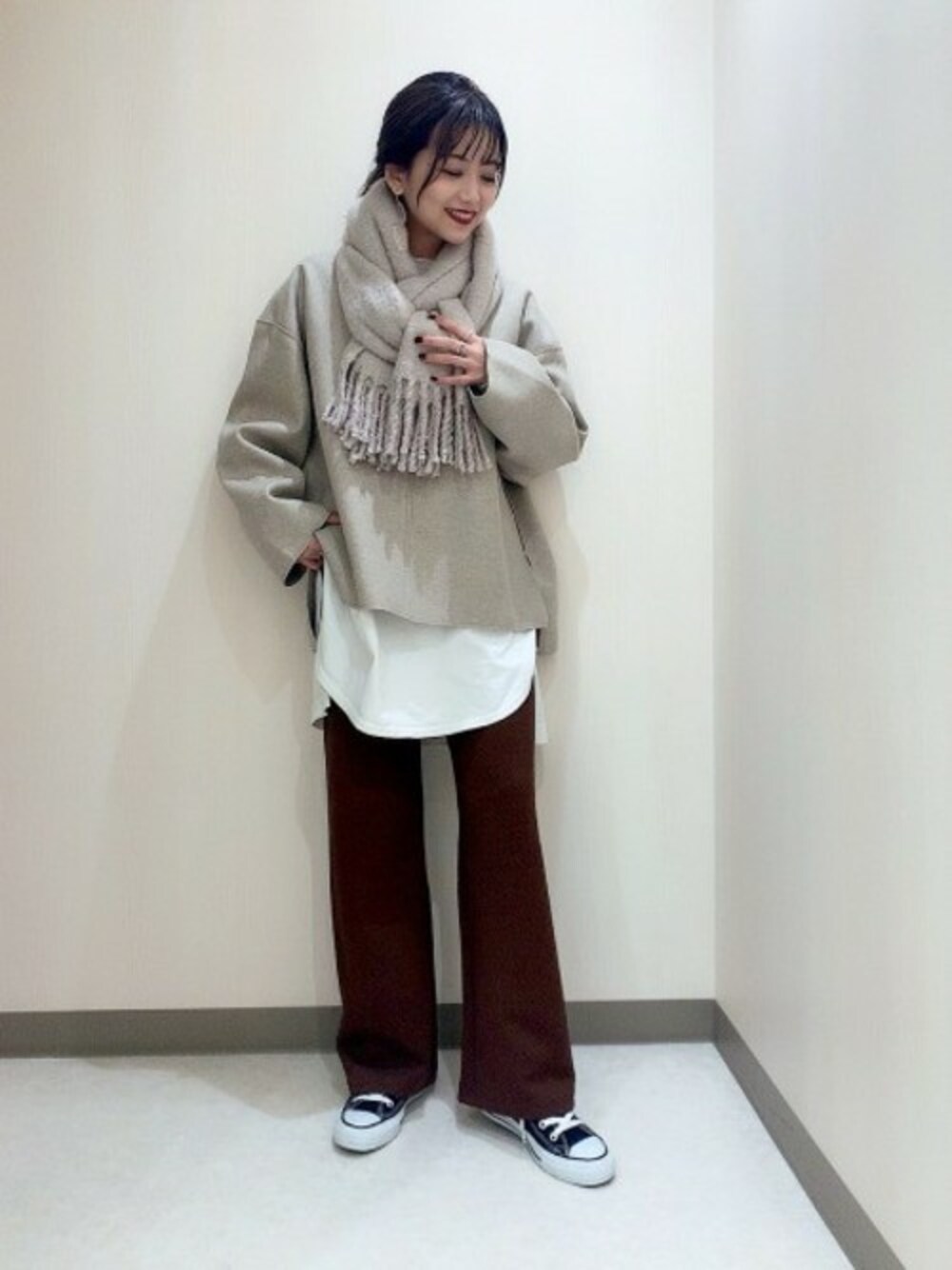 「ワンピース、ストール、converse、JEANASiS、レイヤードスタイル、ジーナシス、ロンT、スニーカーコーデ、ジャガードパンツ、スリット」｜「JEANASISのシャツテイルBIGロンT/826709（Tシャツ/カットソー、ホワイト系）」を使った、JEANASIS ペリエ千葉店STAFFさん（レディース・158cm）の秋コーディネートの1枚目の写真