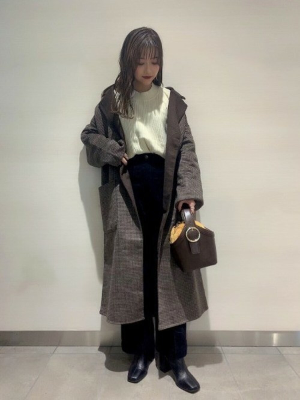 「ショルダーバッグ、JEANASiS、ウールコート、冬コーデ、ジーナシス、コーデュロイパンツ、ワイドパンツ、リバーシブルコート、ハイネックニット、秋コーデ」｜「JEANASISのリバーシブルチェックチェスターコート/857695（チェスターコート、ブラウン系）」を使った、JEANASIS ペリエ千葉店STAFFさん（レディース・158cm）の秋コーディネートの1枚目の写真