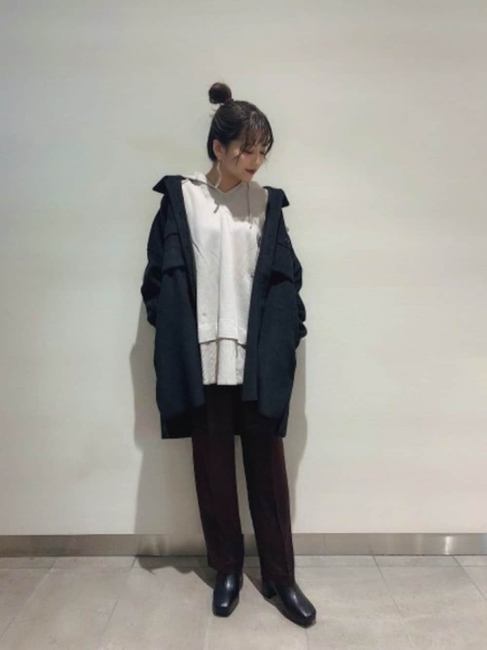 「レイヤード、JEANASiS、ジーナシス、CPOジャケット、サテンパンツ、ビックシルエット、フーディー、秋コーデ、ブラックブーツ、スクエアトゥ」｜「JEANASISのレイヤードBIGフーディー/861749（パーカー、ベージュ系）」を使った、JEANASIS ペリエ千葉店STAFFさん（レディース・158cm）の秋コーディネートの1枚目の写真