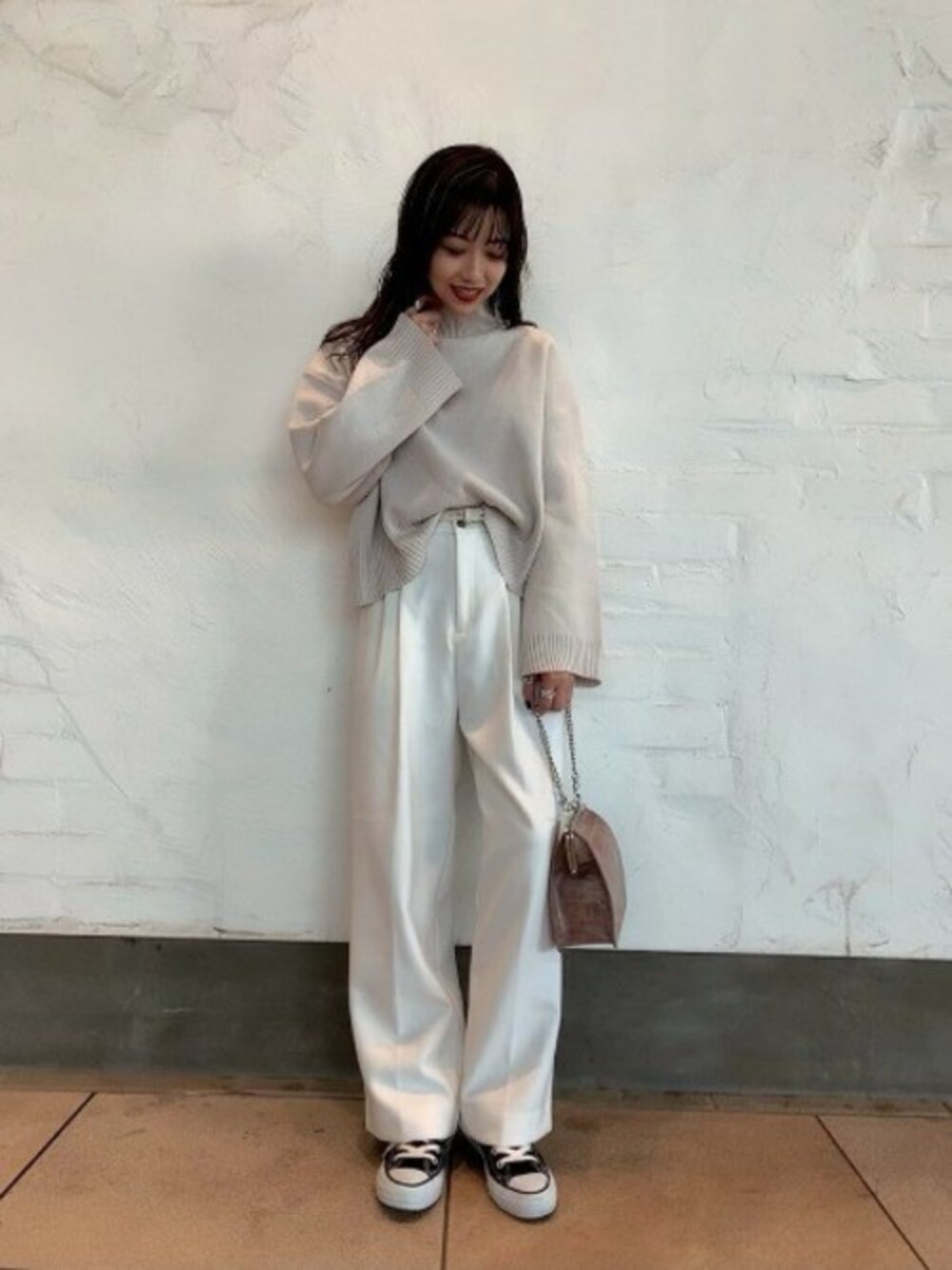 「ワントーンコーデ、秋のコーデ、ハイネック、JEANASiS、ジーナシス、ワイドパンツ、タックパンツ、ホワイトパンツ、カジュアルコーデ、がま口バッグ」｜「JEANASISのWフェイスハイネックショートニット/842727（ニット/セーター、ホワイト系）」を使った、JEANASIS ペリエ千葉店STAFFさん（レディース・158cm）の秋コーディネートの1枚目の写真