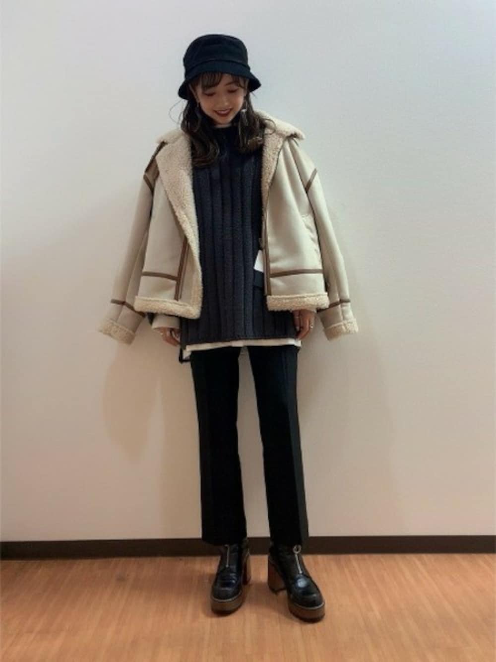 「ブラックコーデ、JEANASiS、冬コーデ、ジーナシス、リブニット、スラックスパンツ、厚底ブーツ、バケハ、B3、白ロンT」｜「JEANASISのB-3ボアジャケット/859268（ブルゾン、ベージュ系）」を使った、JEANASIS ペリエ千葉店STAFFさん（レディース・158cm）の冬コーディネートの1枚目の写真