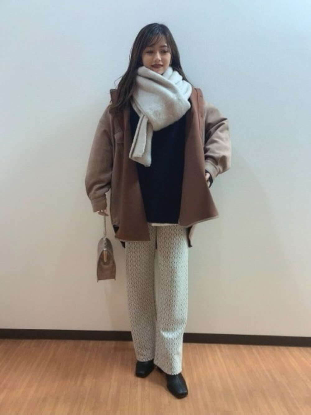 「JEANASiS、冬コーデ、ジーナシス、ロンT、ハイネックニット、ボリュームマフラー、ビッグシャツ、ジャガードパンツ、スエードライクシャツ」｜「JEANASISのスエードライクBIGシャツLS/855054（シャツ/ブラウス、ブラウン系）」を使った、JEANASIS ペリエ千葉店STAFFさん（レディース・158cm）の冬コーディネートの1枚目の写真