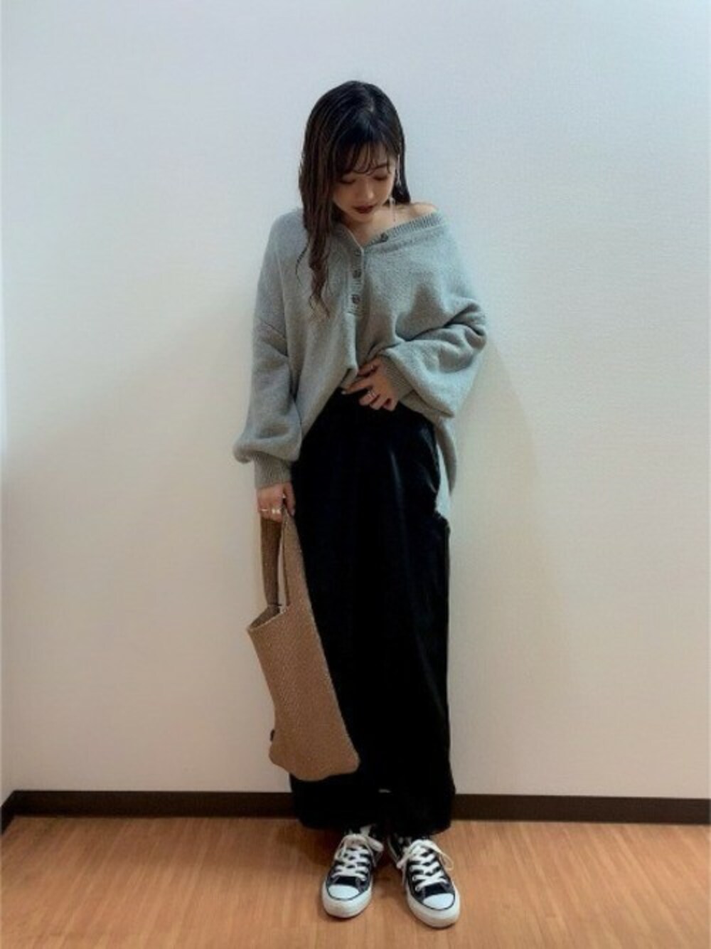 「セットアップ、JEANASiS、冬コーデ、ジーナシス、スニーカーコーデ、ニットバッグ、ニット×スカート、サテンスカート」｜「JEANASISのヘンリーニット&スカート2P/867455（ワンピース、グレー系）」を使った、JEANASIS ペリエ千葉店STAFFさん（レディース・158cm）の冬コーディネートの1枚目の写真