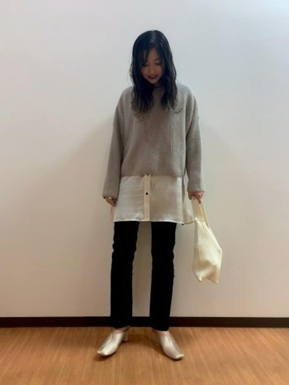 「JEANASiS、レイヤードスタイル、ジーナシス、ブラックデニム、春コーデ、ショートニット、サテンシャツ、ミュールサンダル、スリットパンツ、レギュラーカラーシャツ」｜「JEANASISの7G FOXリョウアゼプルオーバー/864939（ニット/セーター、ベージュ系）」を使った、JEANASIS ペリエ千葉店STAFFさん（レディース・158cm）の冬コーディネートの1枚目の写真