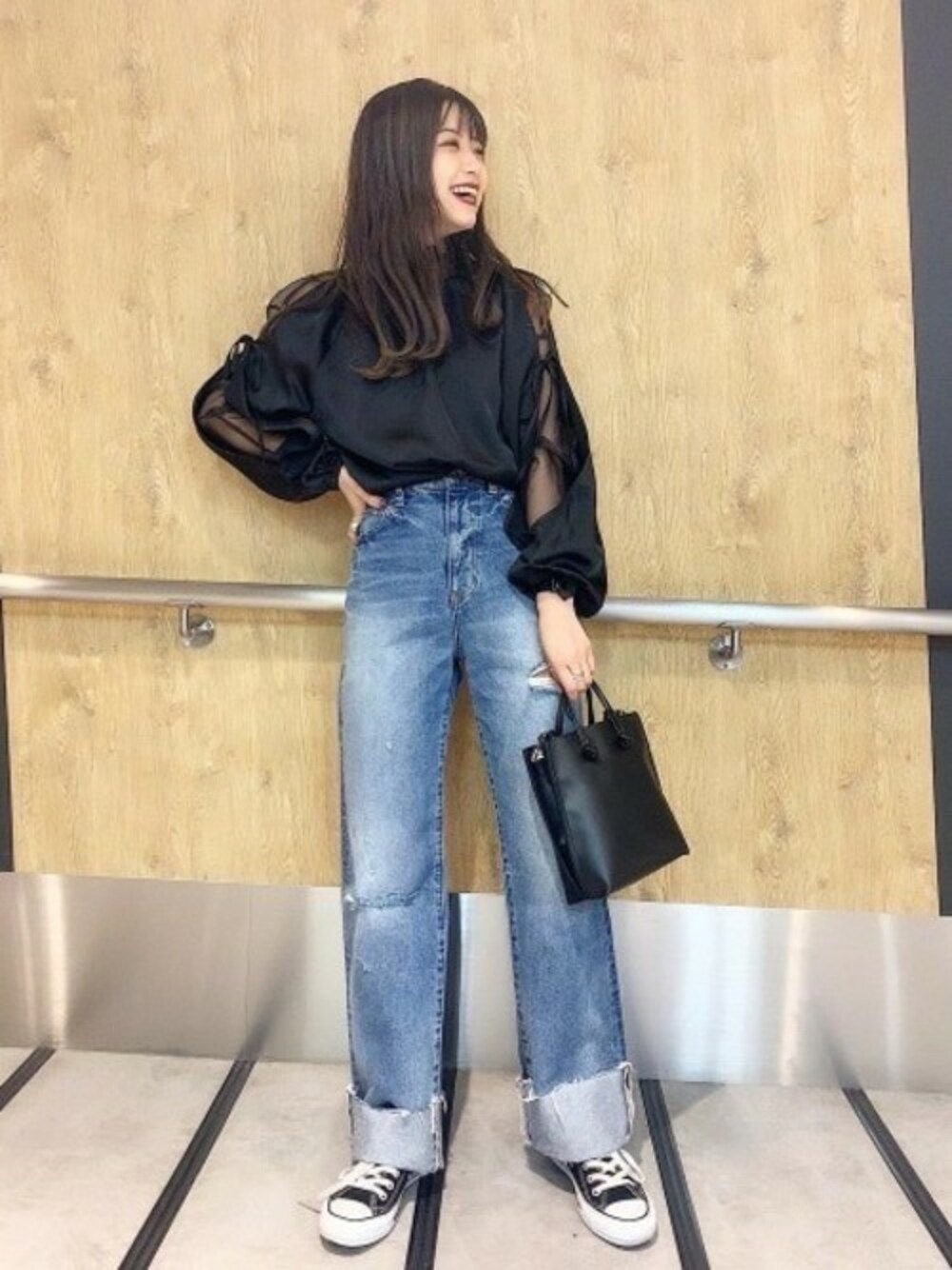 「スニーカー、デニム、JEANASiS、レイヤードスタイル、ジーナシス、ショルダーバック、クラッシュデニム、春コーデ、シアーシャツ、デニムコーデ」｜「JEANASISのスタンドフリルブラウス/872435（シャツ/ブラウス、ブラック系）」を使った、JEANASIS ペリエ千葉店STAFFさん（レディース・158cm）の春コーディネートの1枚目の写真