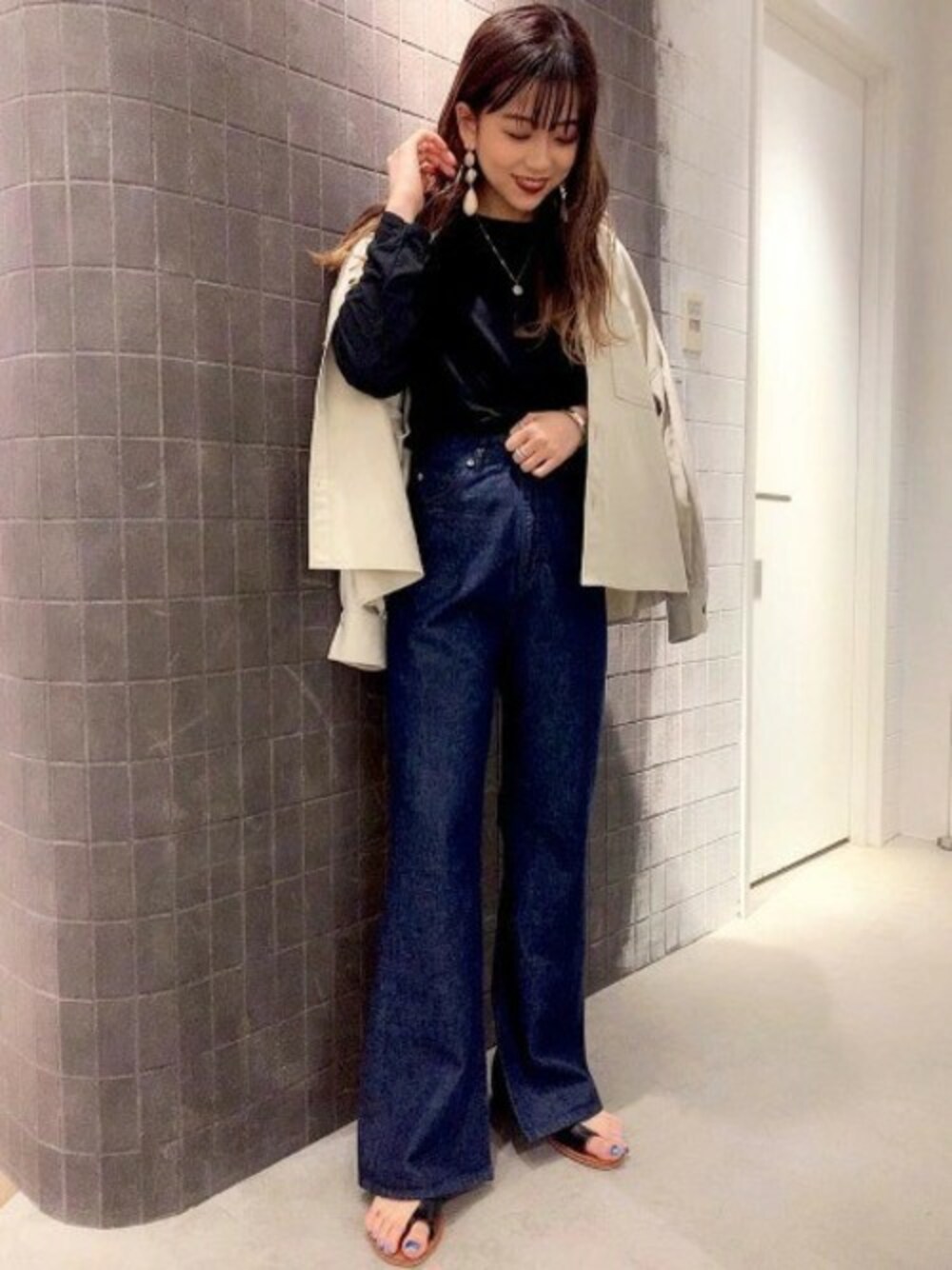 「デニム、黒、JEANASiS、モノトーン、ジーナシス、デニムパンツ、ジャケットスタイル、春コーデ、カジュアルコーデ、スリットパンツ」｜「JEANASISのアームスラッシュロングスリーブT/878967（Tシャツ/カットソー、ブラック系）」を使った、JEANASIS ペリエ千葉店STAFFさん（レディース・158cm）の春コーディネートの1枚目の写真
