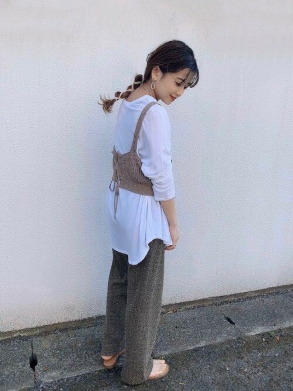 「柄パンツ、レイヤード、JEANASiS、レイヤードスタイル、ジーナシス、ロンT、ビスチェ、シンプルコーデ、春コーデ、カジュアルコーデ」｜「JEANASISのウスオーバーLS/879020（Tシャツ/カットソー、ホワイト系）」を使った、JEANASIS ペリエ千葉店STAFFさん（レディース・158cm）の春コーディネートの1枚目の写真