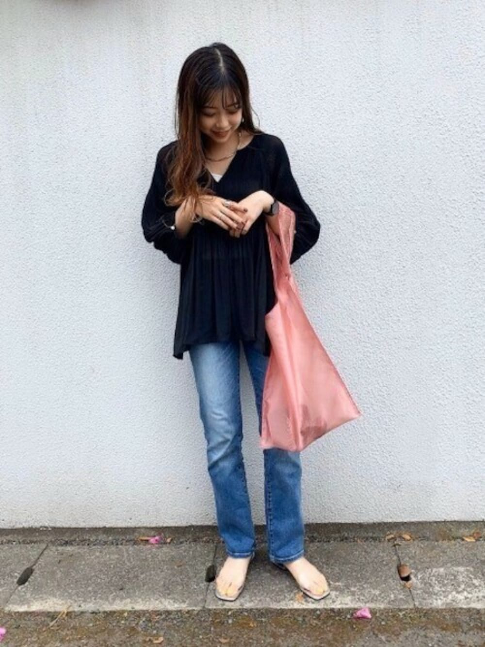 「トートバッグ、JEANASiS、ジーナシス、デニムパンツ、休日コーデ、シンプルコーデ、春コーデ、カジュアルコーデ、ブラウスコーデ、スリットパンツ」｜「JEANASISのマジョリカプリーツブラウス/885725（シャツ/ブラウス、ブラック系）」を使った、JEANASIS ペリエ千葉店STAFFさん（レディース・158cm）の春コーディネートの1枚目の写真