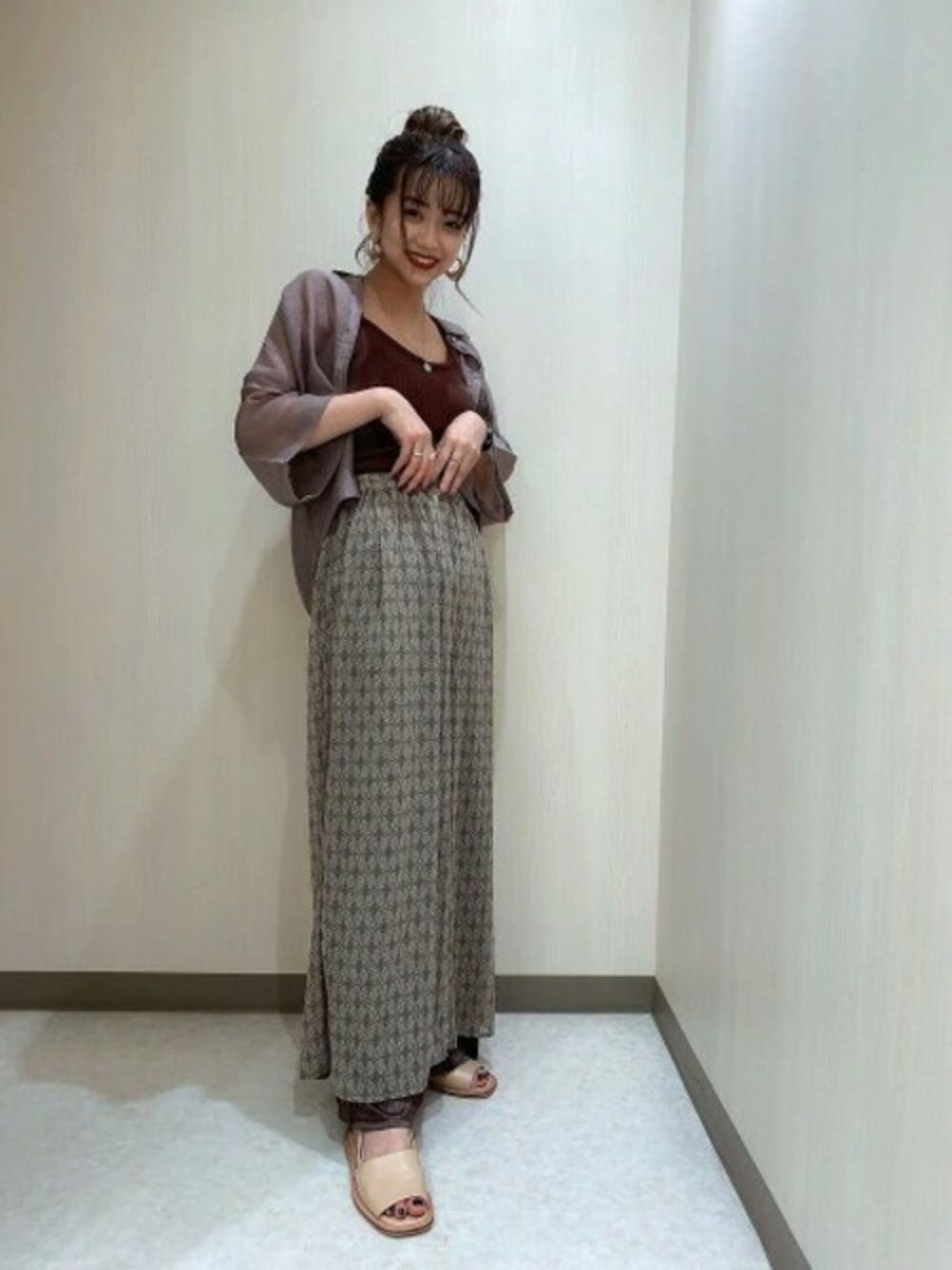 「柄パンツ、シャツ、ワントーンコーデ、ベージュ、JEANASiS、ジーナシス、フレアパンツ、シアーシャツ、夏コーデ、ゆるコーデ」｜「JEANASISのシアーREGショートシャツSS/886913（シャツ/ブラウス、ブラウン系）」を使った、JEANASIS ペリエ千葉店STAFFさん（レディース・158cm）の夏コーディネートの1枚目の写真