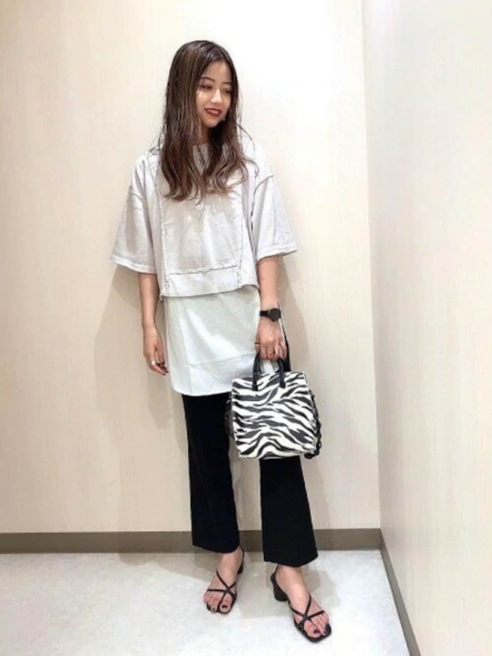 「レイヤード、JEANASiS、ジーナシス、シンプルコーデ、スラックスパンツ、モノトーンコーデ、ミュール、カジュアルコーデ、ゼブラ柄、オトナカジュアル」｜「JEANASISのカコウキリカエショートTEE/886615（Tシャツ/カットソー、グレー系）」を使った、JEANASIS ペリエ千葉店STAFFさん（レディース・158cm）の夏コーディネートの1枚目の写真