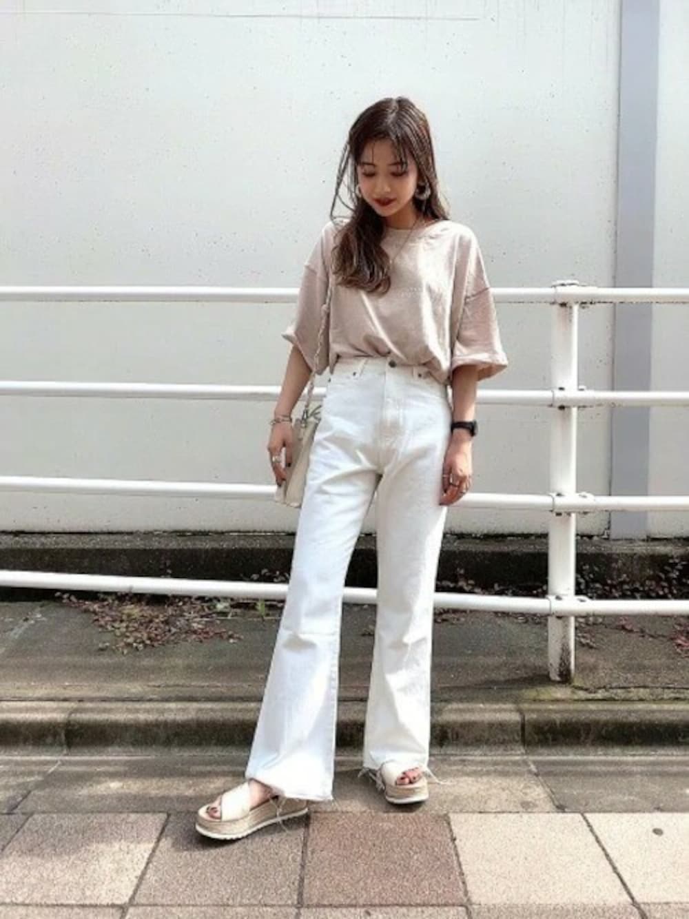 「ロゴT、ワントーンコーデ、Tシャツ、JEANASiS、ジーナシス、ホワイトデニム、サンダル、シンプルコーデ、バックロゴ、バックスリットデニム」｜「JEANASISのバックロゴショートスリーブT/887545（Tシャツ/カットソー、ベージュ系）」を使った、JEANASIS ペリエ千葉店STAFFさん（レディース・158cm）の夏コーディネートの1枚目の写真