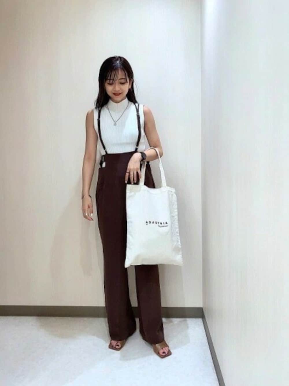 「サロペット、JEANASiS、ジーナシス、大人カジュアル、エコバッグ、夏コーデ、ミュール、ノースリーブ、ブラウンパンツ、キャミサロペット」｜「JEANASISのサイドオープンキャミサロペ/891758（その他パンツ、ブラウン系）」を使った、JEANASIS ペリエ千葉店STAFFさん（レディース・158cm）の夏コーディネートの1枚目の写真