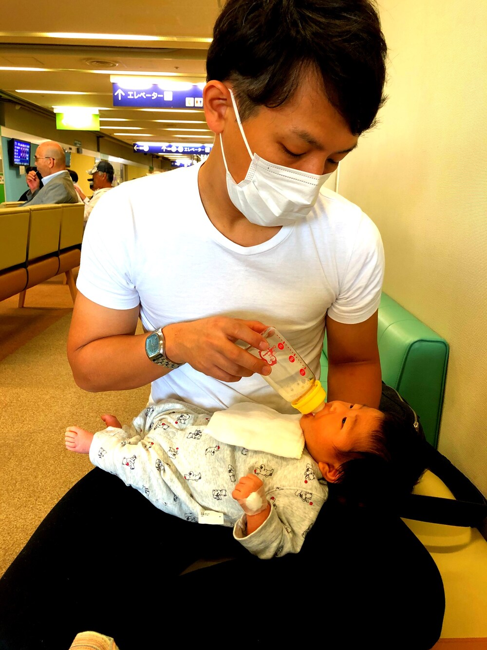 ホワイト系のTシャツ/カットソー、ブラック系のチノパンツ、ブルー系のアナログ腕時計を着用したメンズの秋コーディネートの1枚目の写真