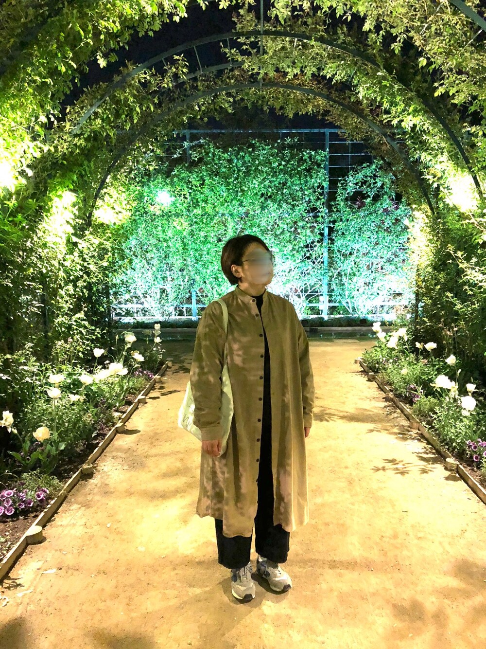 「秋コーデ、オトナカジュアル、ワイドシルエット、スニーカー、トラネコボンボン、シャツワンピ、めがね」｜「pritの20/1ツイル起毛 スタンドカラーワイドシャツワンピース（シャツワンピース、ベージュ系）」を使った、YKP.さん（レディース・153cm）の秋コーディネートの1枚目の写真