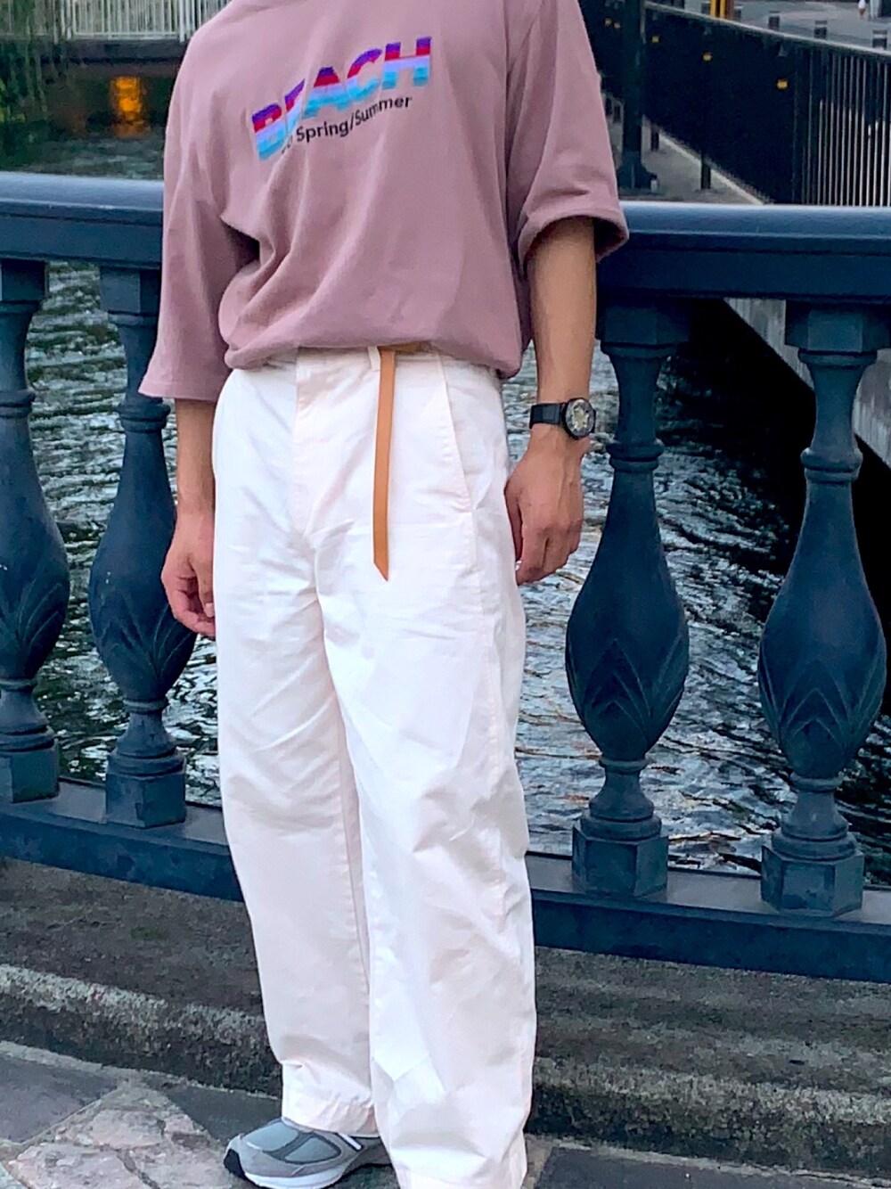 「おしゃれさんと繋がりたい、シンプルコーデ、白パンツ、Tシャツ、タックイン、ビッグシルエット、ゆるコーデ、アメカジ」｜「DAIRIKUのアイテム（Tシャツ/カットソー、ベージュ系）」を使った、nii相互さん（メンズ・165cm）の秋コーディネートの1枚目の写真