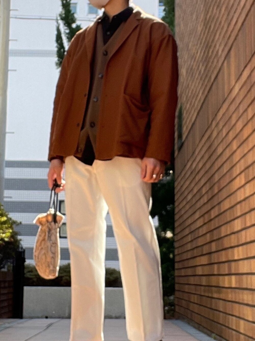 「おしゃれさんと繋がりたい、テーラード、きれいめコーディネート、パイソン柄、春、低身長、白パンツ、わたしの推しブランド」｜「YOKEのアイテム（テーラードジャケット、ブラウン系）」を使った、nii相互さん（メンズ・165cm）の冬コーディネートの1枚目の写真