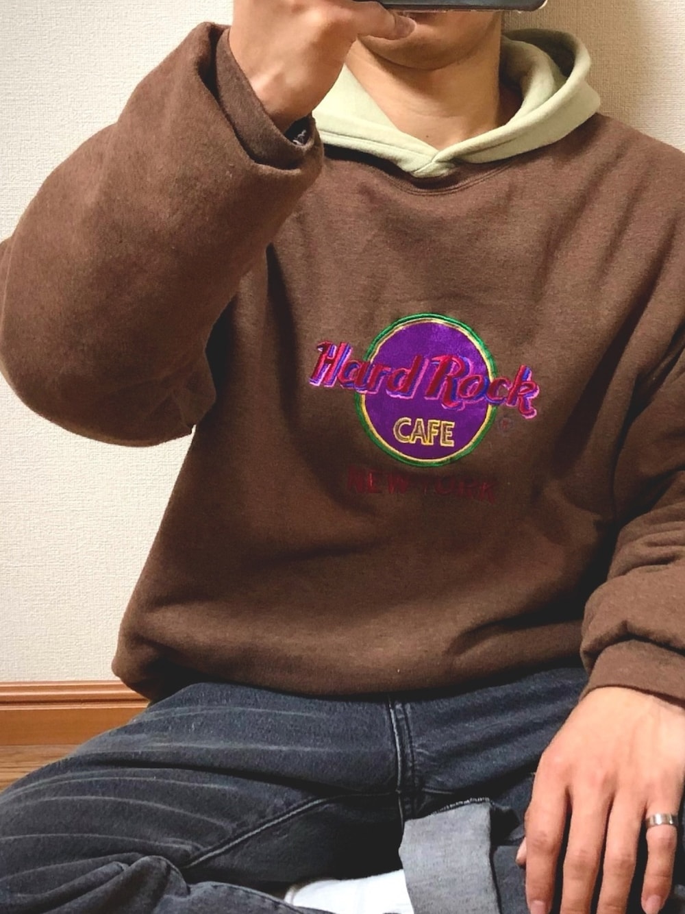 「古着、パーカー、オーバーサイズ、お洒落さんとつながりたい、スウェパカ」｜「Hard Rock Cafeのアイテム（スウェット、ブラウン系）」を使った、nii相互さん（メンズ・165cm）の冬コーディネートの1枚目の写真