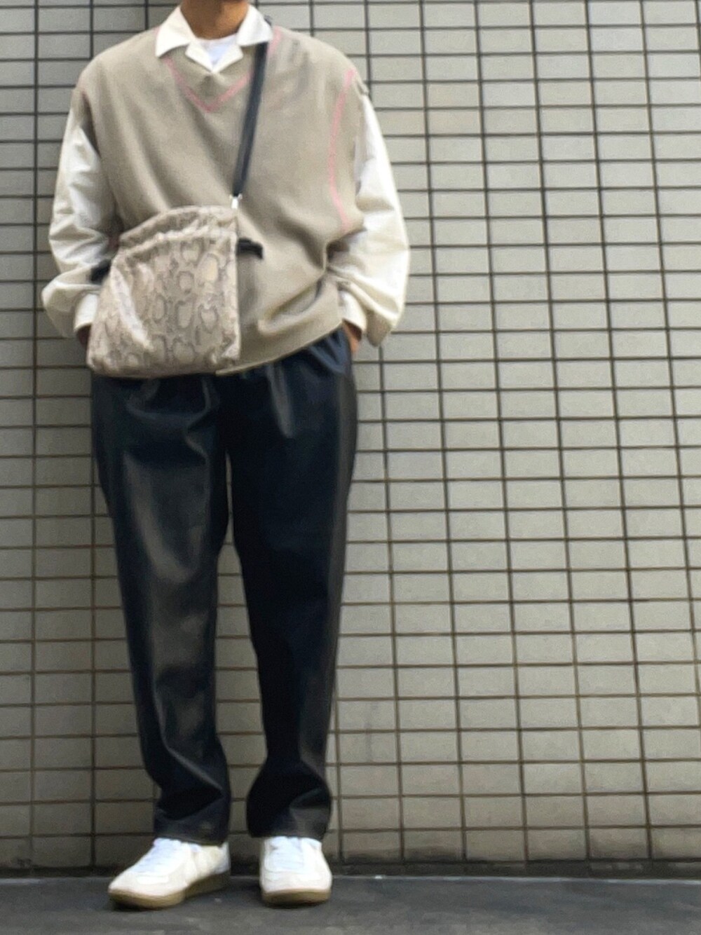 「シンプルコーデ、おしゃれさんと繋がりたい、オーバーサイズ、はるコーデ、低身長コーデ、ユニクロ、ootd、レザーパンツ、ニットベスト、もてコーデ」｜「UNIQLOのアイテム（シャツ/ブラウス、ホワイト系）」を使った、nii相互さん（メンズ・165cm）の春コーディネートの1枚目の写真