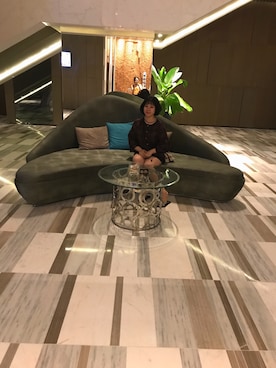 「GOLD（ゴールド）のアイテム（アクセサリー）」を使った、Én Nguyễnさん（レディース・155cm）の冬コーディネート