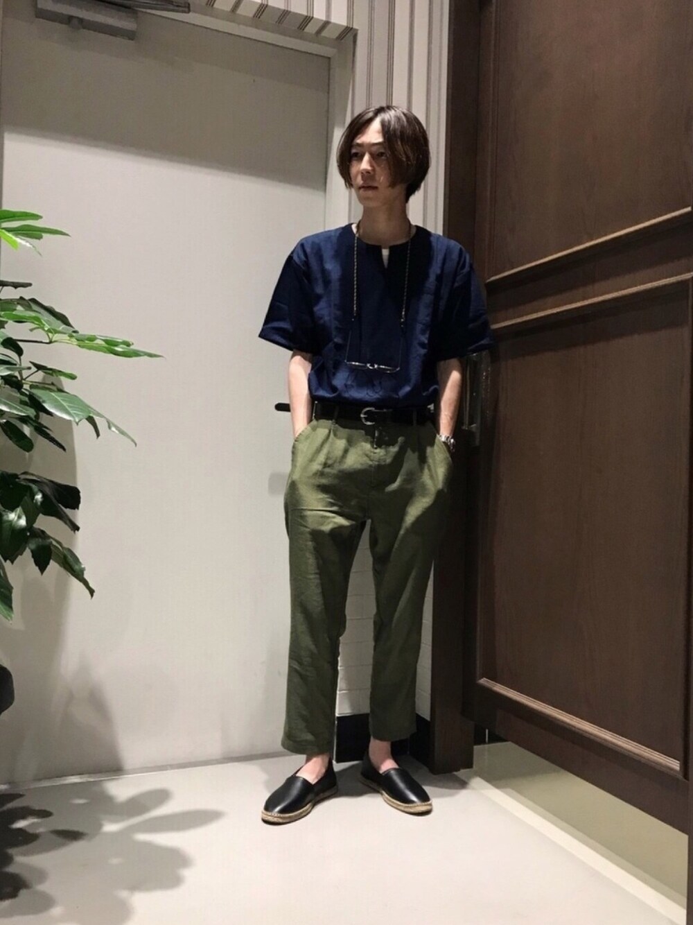 グリーン系のその他パンツ、ブラック系のその他シューズ、ブルー系のシャツ/ブラウスを着用したメンズの春コーディネートの1枚目の写真
