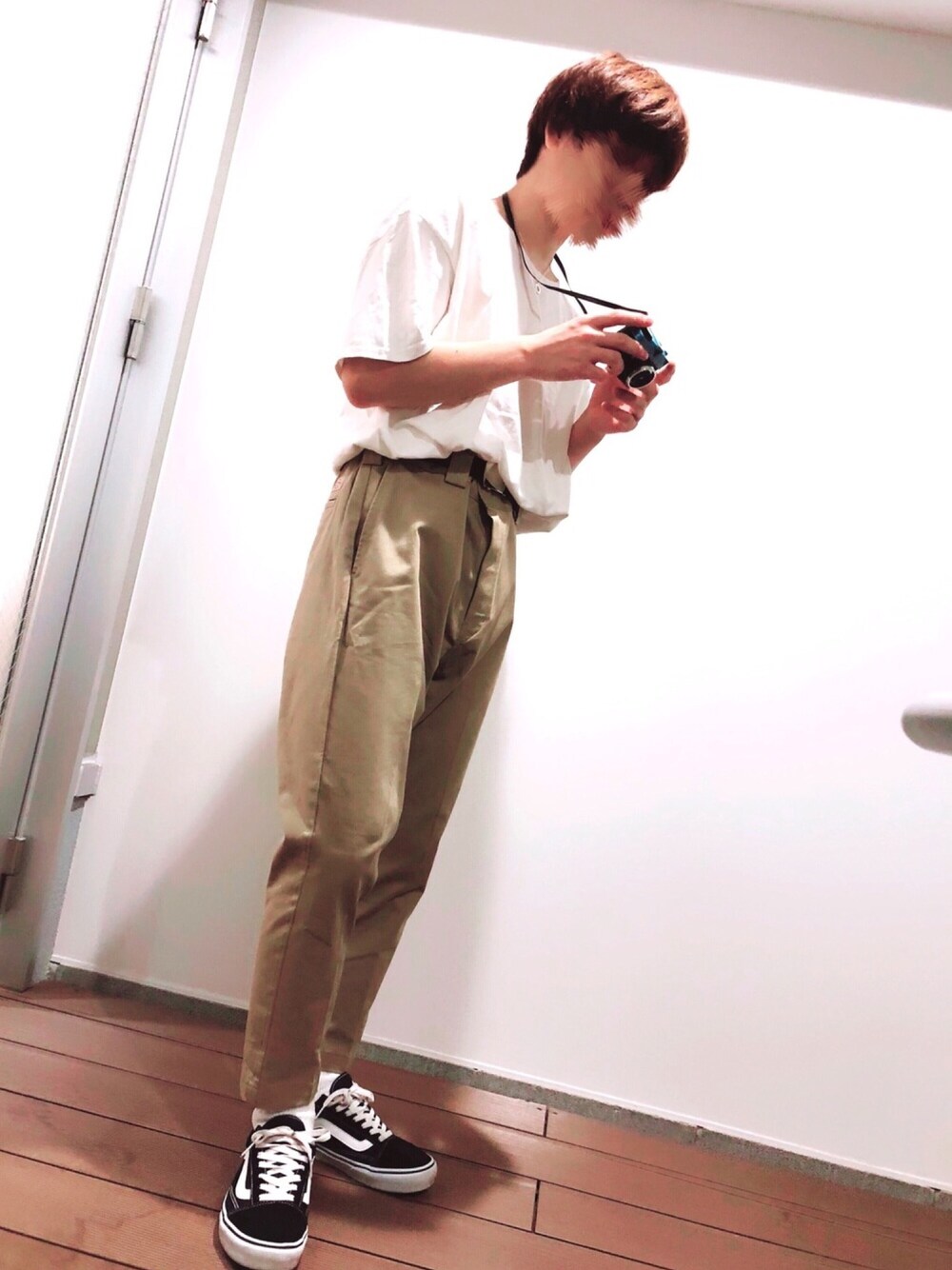 「シンプルコーデ、大学生、おしゃれさんと繋がりたい、ビックシルエット、デートコーデ、タックイン、黒ベルト、ベージュ、旅行」｜「Dickiesのアイテム（その他パンツ、ベージュ系）」を使った、ひょーさん（メンズ・165cm）の秋コーディネートの1枚目の写真