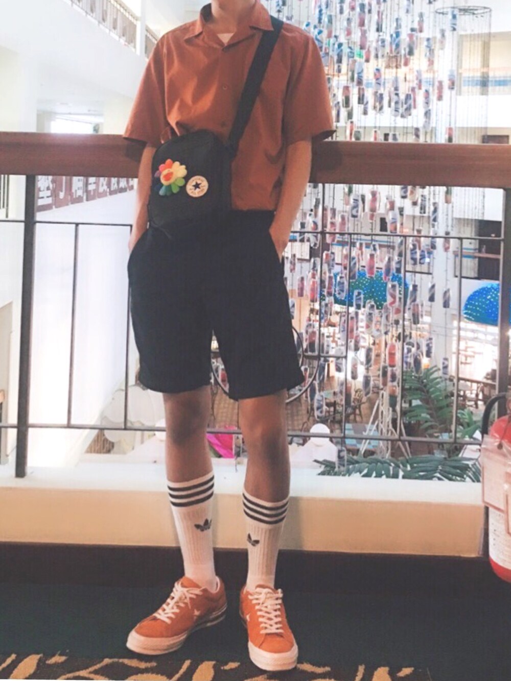 「UNIQLOのアイテム（シャツ/ブラウス、オレンジ系）」を使った、yeeさん（メンズ・176cm）の春コーディネートの1枚目の写真
