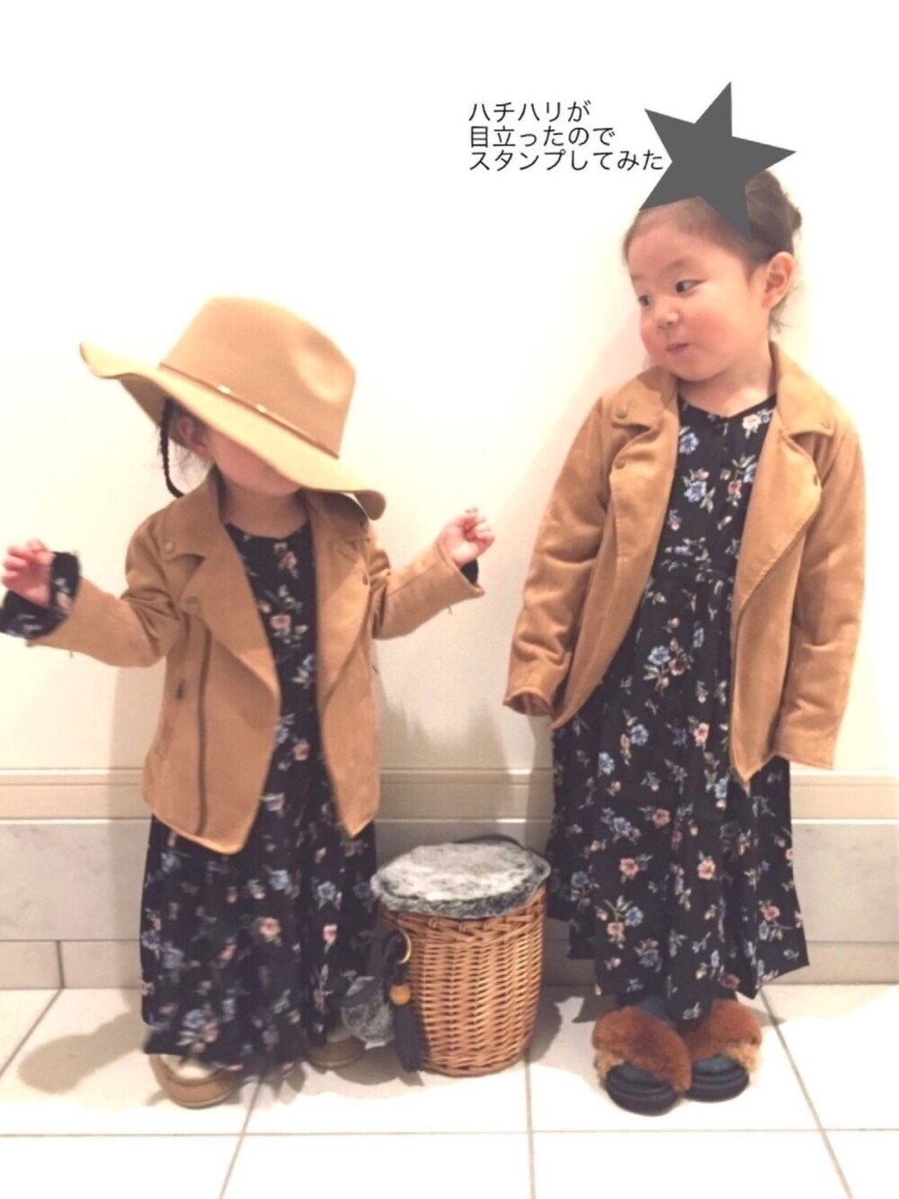 イエロー系のライダースジャケット、ブラック系のシャツワンピース、ホワイト系のその他を着用したキッズの冬コーディネートの1枚目の写真