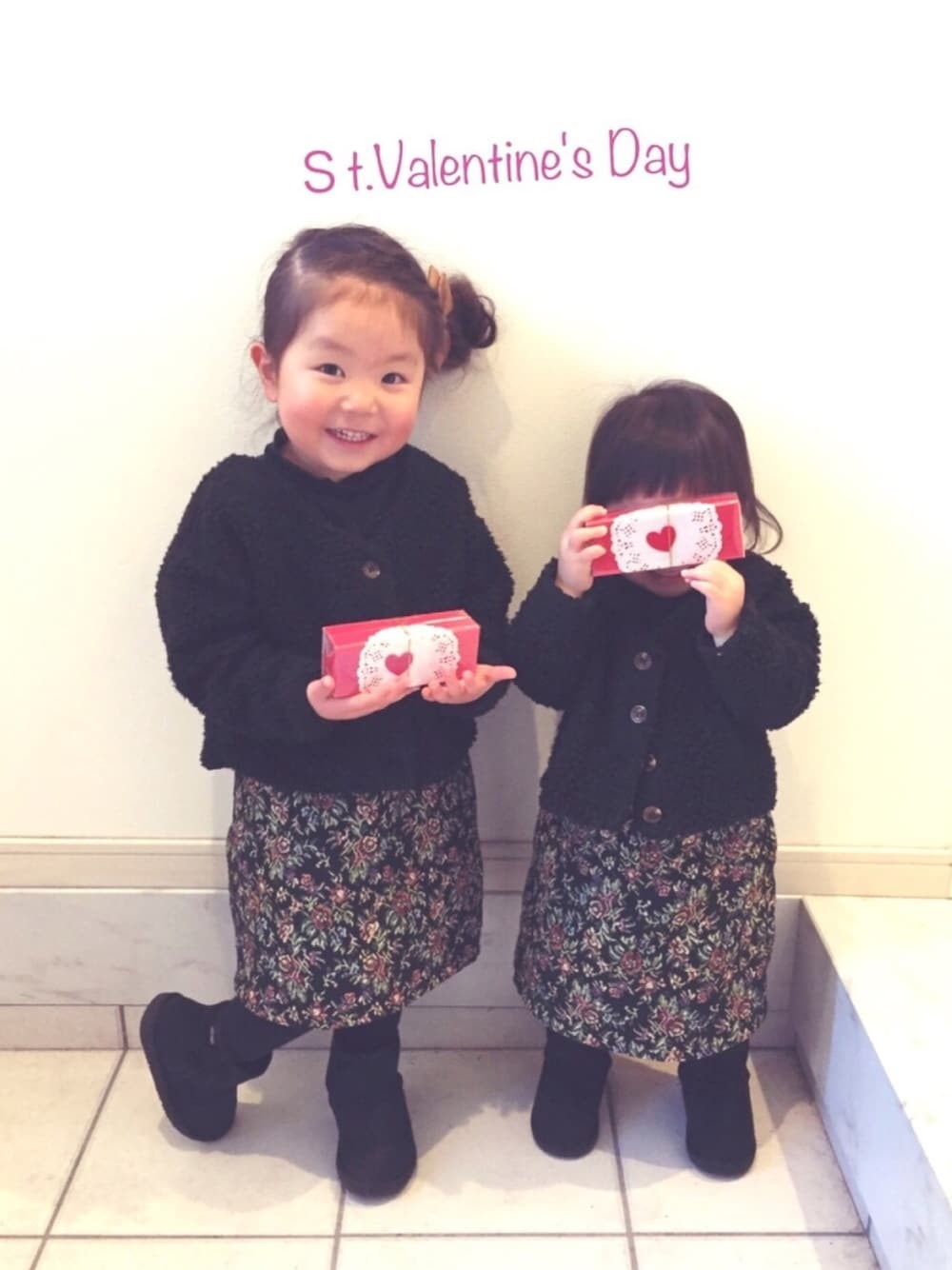 ブラック系のカーディガン/ボレロ、レッド系のラッピングキット、レッド系のその他を着用したキッズの冬コーディネートの1枚目の写真