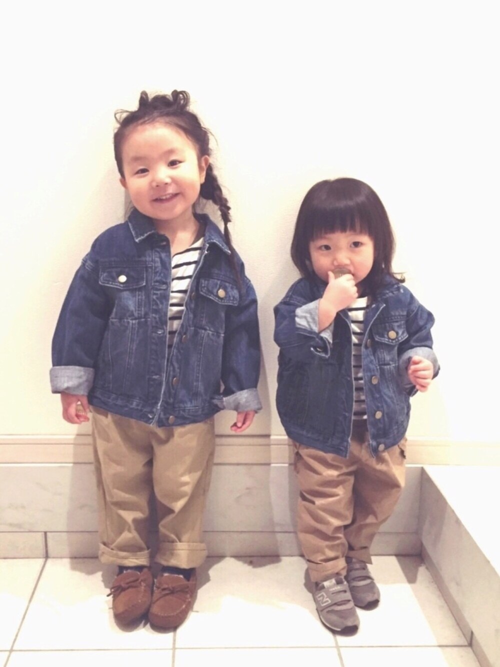 ブルー系のデニムジャケット、ブルー系のデニムジャケット、ブルー系のデニムジャケットを着用したキッズの冬コーディネートの1枚目の写真