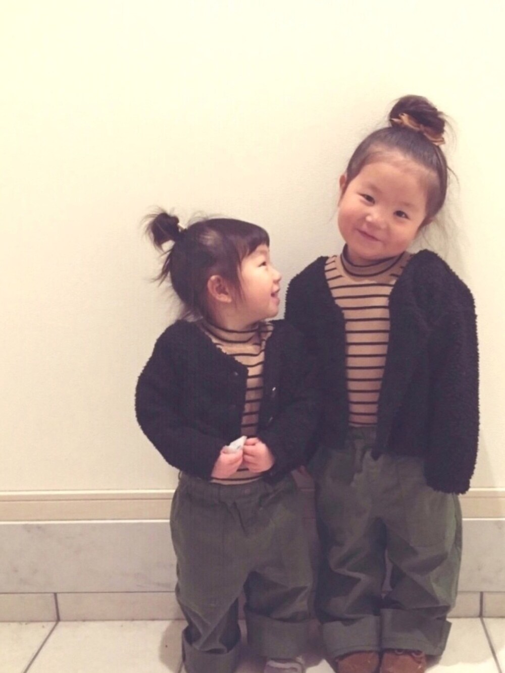 グリーン系のその他パンツ、イエロー系のTシャツ/カットソー、ベージュ系のTシャツ/カットソーを着用したキッズの春コーディネートの1枚目の写真