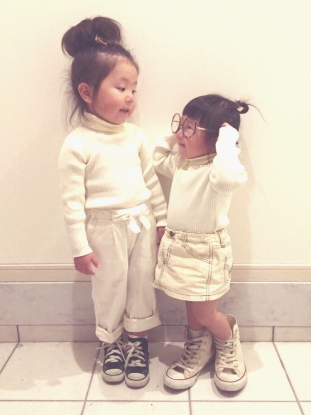 ブラック系のスニーカー、ホワイト系のスニーカー、ブラック系のスニーカーを着用したキッズの冬コーディネートの1枚目の写真