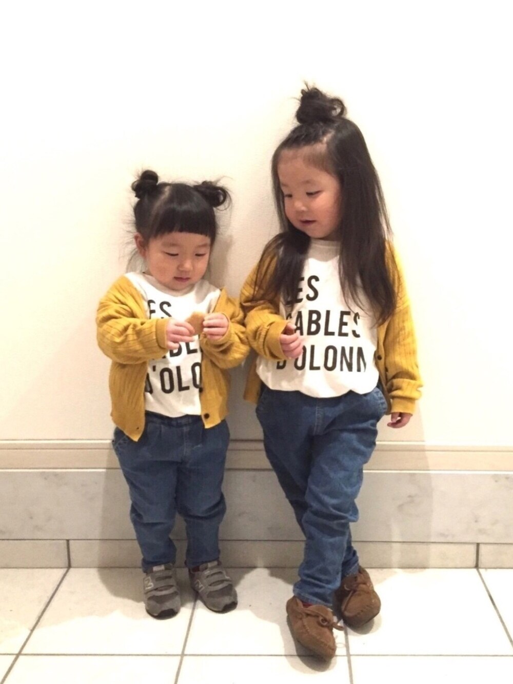 「monmimi、白Tシャツ、カーディガン、カジュアルコーデ、姉妹コーデ、姉妹、タックパンツ、シンプル、デニム、イエロー」｜「CIAOPANIC TYPYの【ママとお揃い】リブVショートカーディガンキッズ（カーディガン/ボレロ、イエロー系）」を使った、R.Ｋ☆さん（キッズ・100cm）の春コーディネートの1枚目の写真