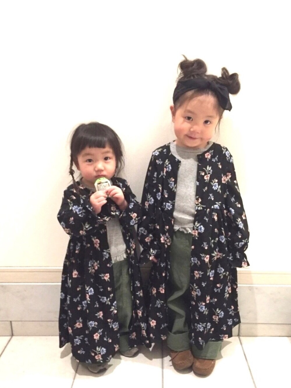 「花柄ワンピース、花柄ｶﾞｳﾝ、ベイカーパンツ、春コーデ、リブT、女の子コーデ、カーキ、姉妹コーデ、姉妹、グローバルワーク(GLOBAL WORK)」｜「♡のアイテム（その他、ブラック系）」を使った、R.Ｋ☆さん（キッズ・100cm）の春コーディネートの1枚目の写真