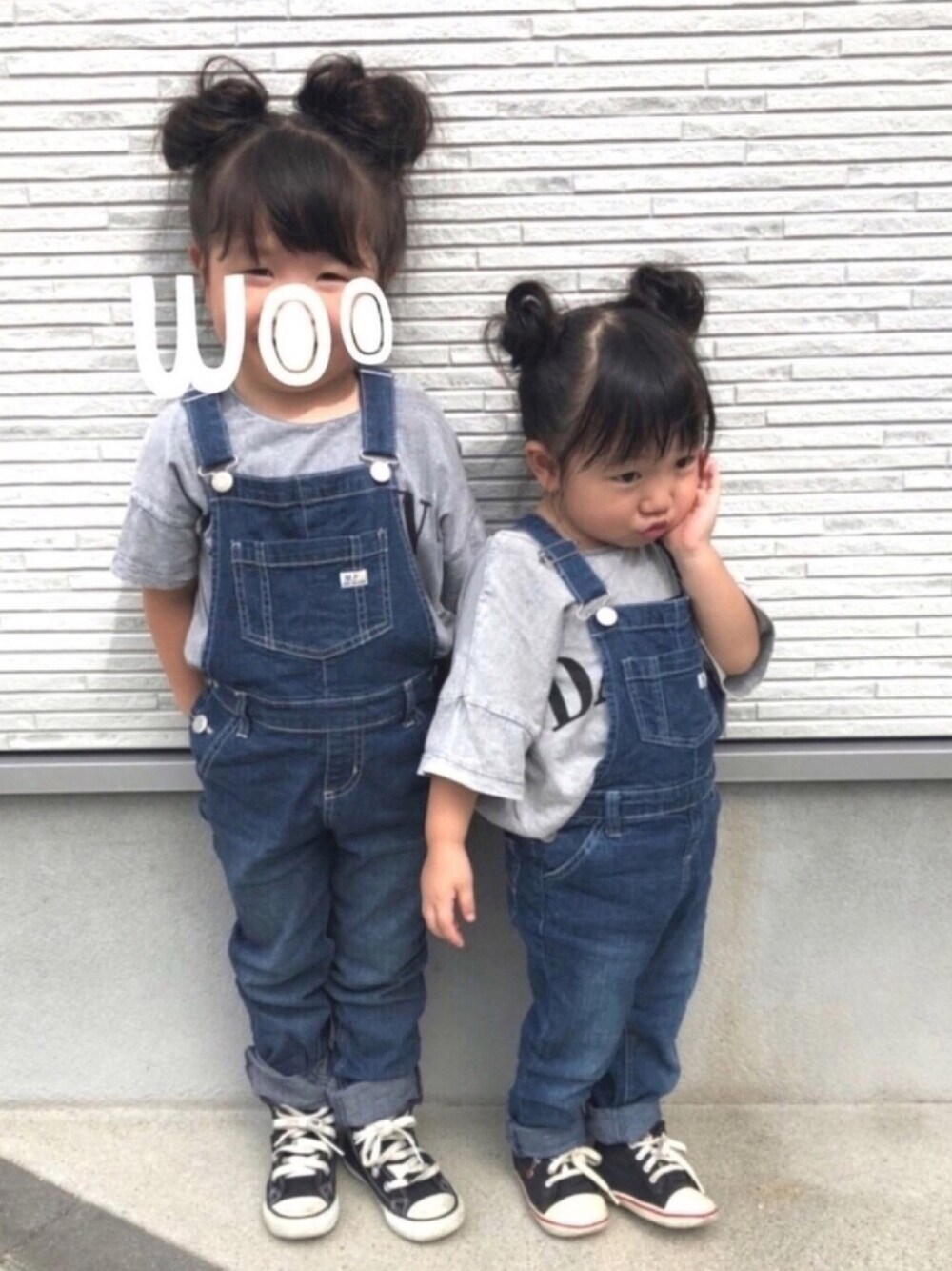 ブルー系のサロペット/オーバーオール、ブラック系のスニーカー、グレー系のTシャツ/カットソーを着用したキッズの夏コーディネートの1枚目の写真