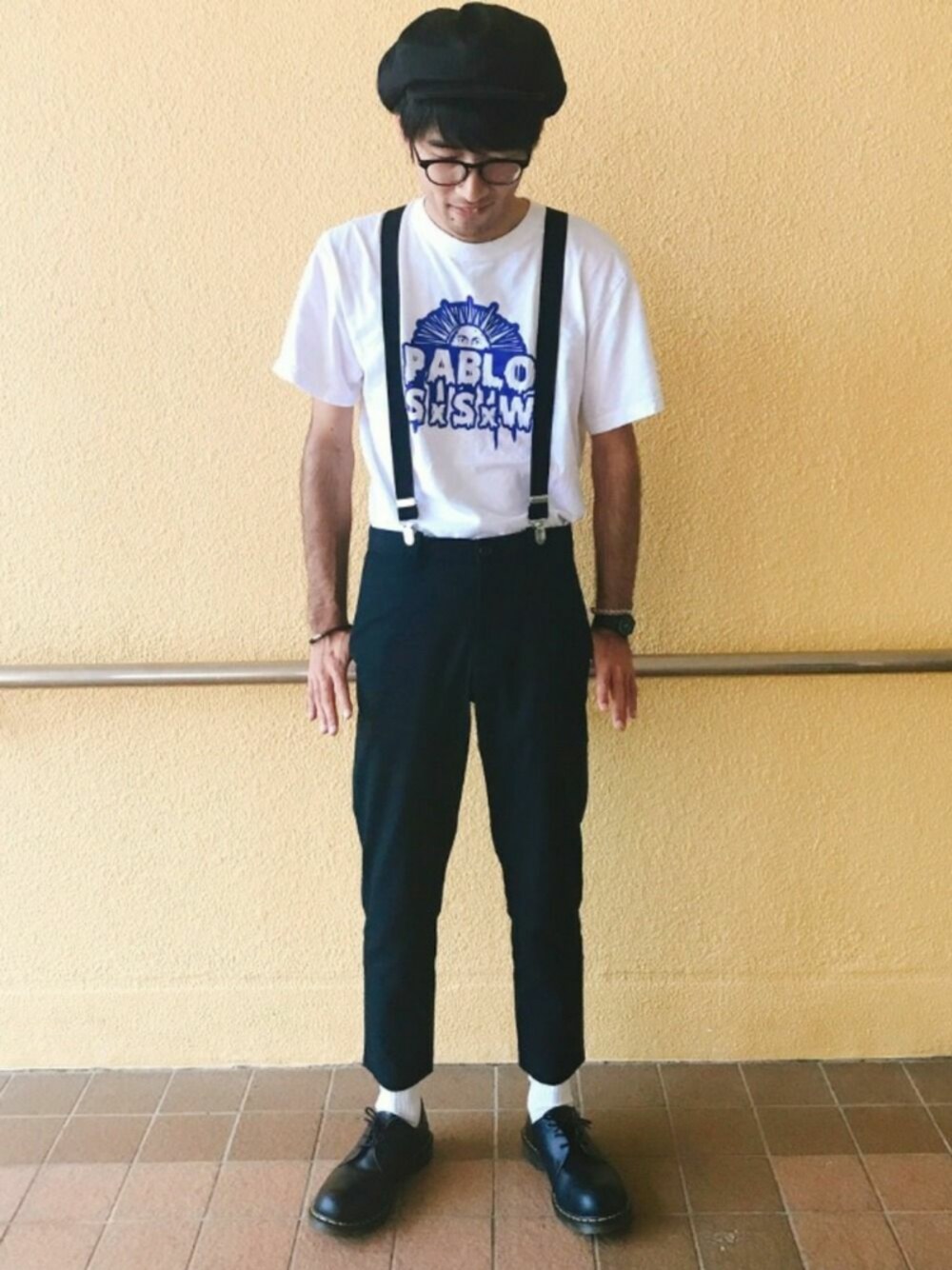 「キャスケット、アンクルパンツ、ユニクロ、Tシャツ、ドクターマーチン、サスペンダー、タックイン、めがね、白ソックス」｜「UNIQLOのイージーアンクルパンツ（ドライ・レングス76cm）＋EC（その他パンツ、ブラック系）」を使った、まえだいさん（メンズ・175cm）の秋コーディネートの1枚目の写真