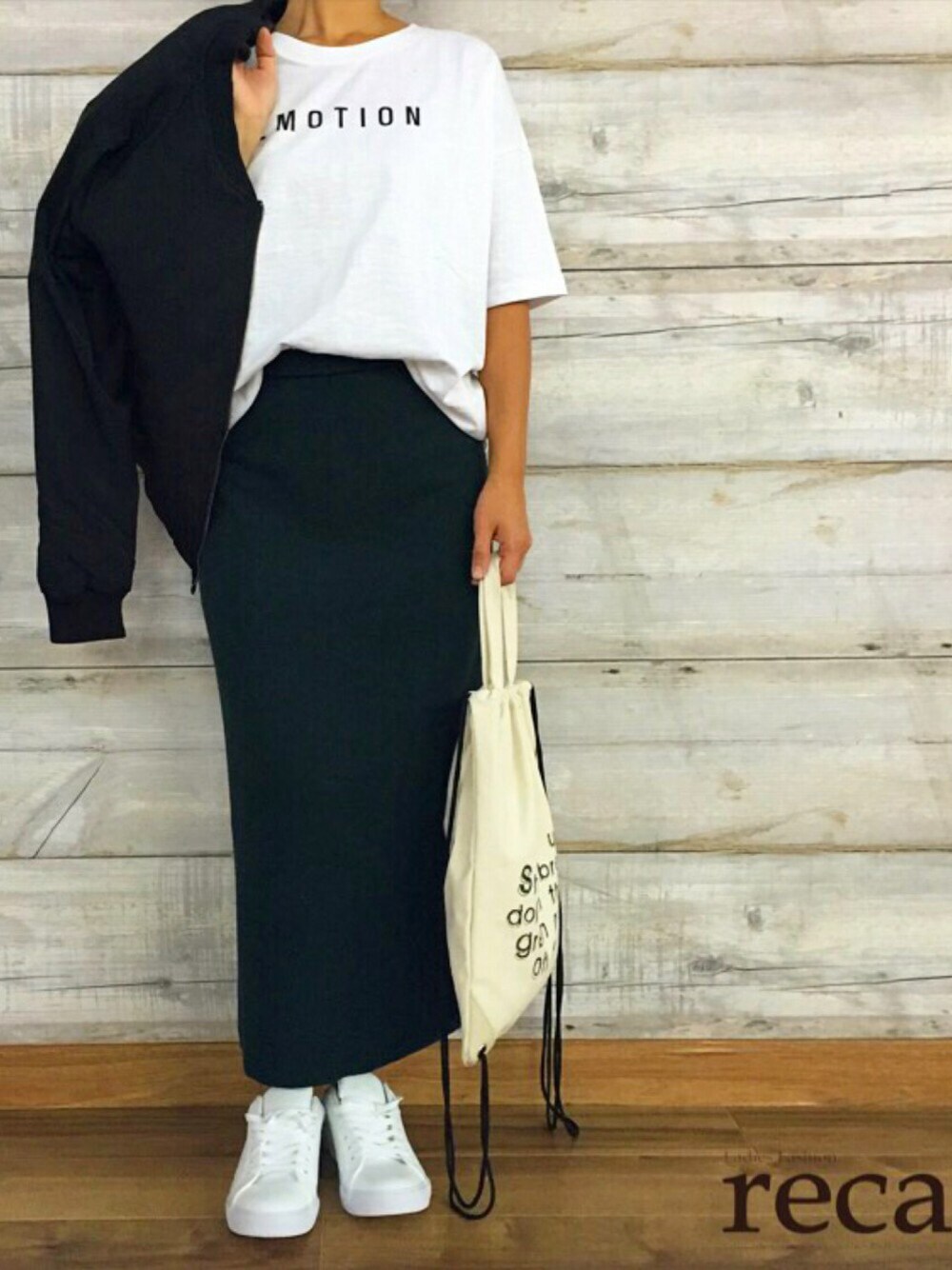 ホワイト系のTシャツ/カットソー、ブラック系のMA-1、ベージュ系のバックパック/リュックを着用したレディースの秋コーディネートの1枚目の写真