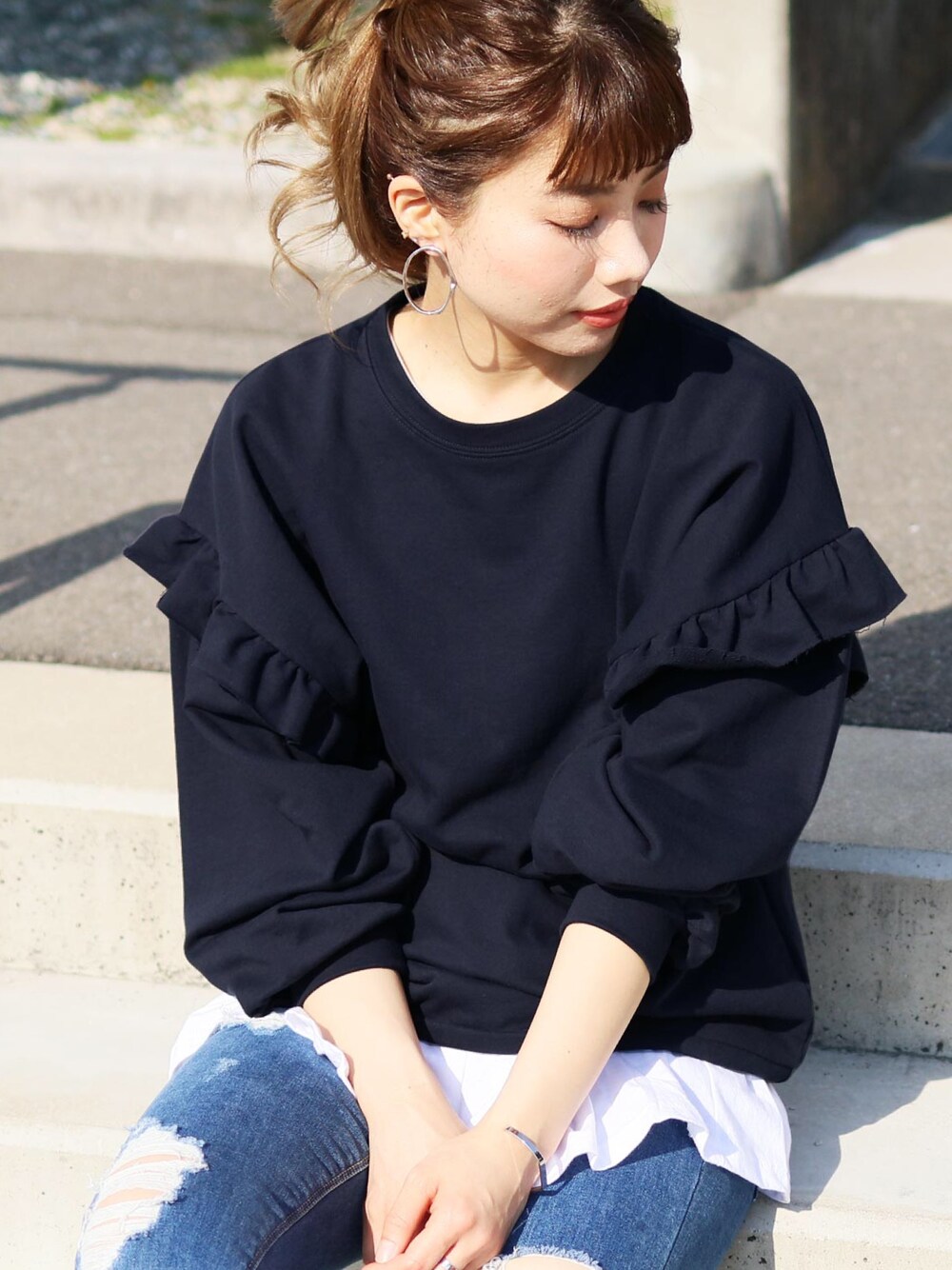 ブルー系のTシャツ/カットソーを着用したレディースの春コーディネートの1枚目の写真