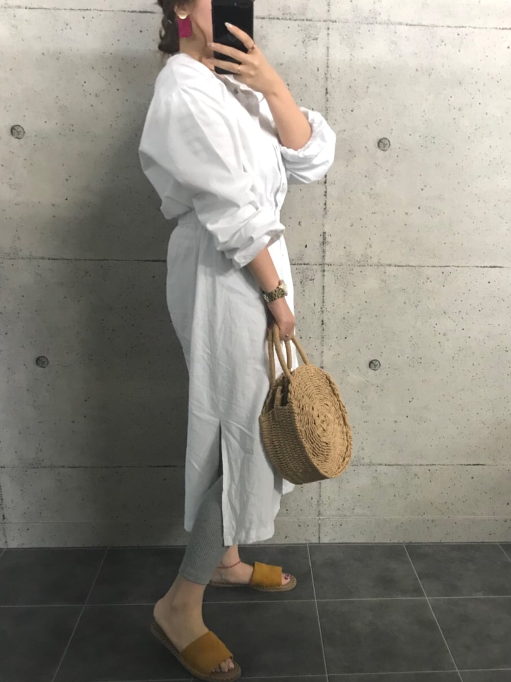 グレー系のレギンス/スパッツを着用したレディースの春コーディネートの1枚目の写真