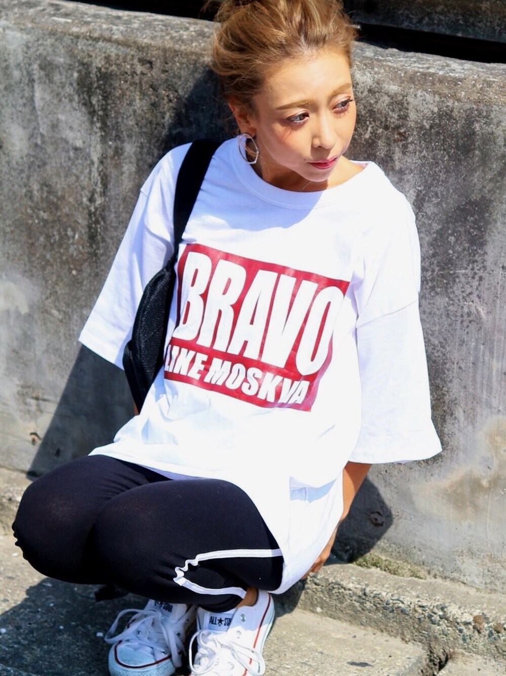 ホワイト系のTシャツ/カットソー、ブラック系のレギンス/スパッツを着用したレディースの夏コーディネートの1枚目の写真