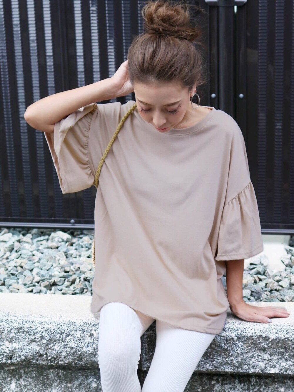 ベージュ系のTシャツ/カットソー、ホワイト系のレギンス/スパッツを着用したレディースの夏コーディネートの1枚目の写真